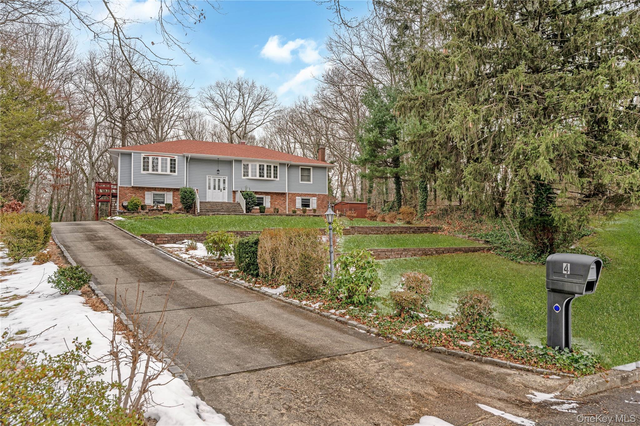 4 Danville Court, Greenlawn, NY 11740