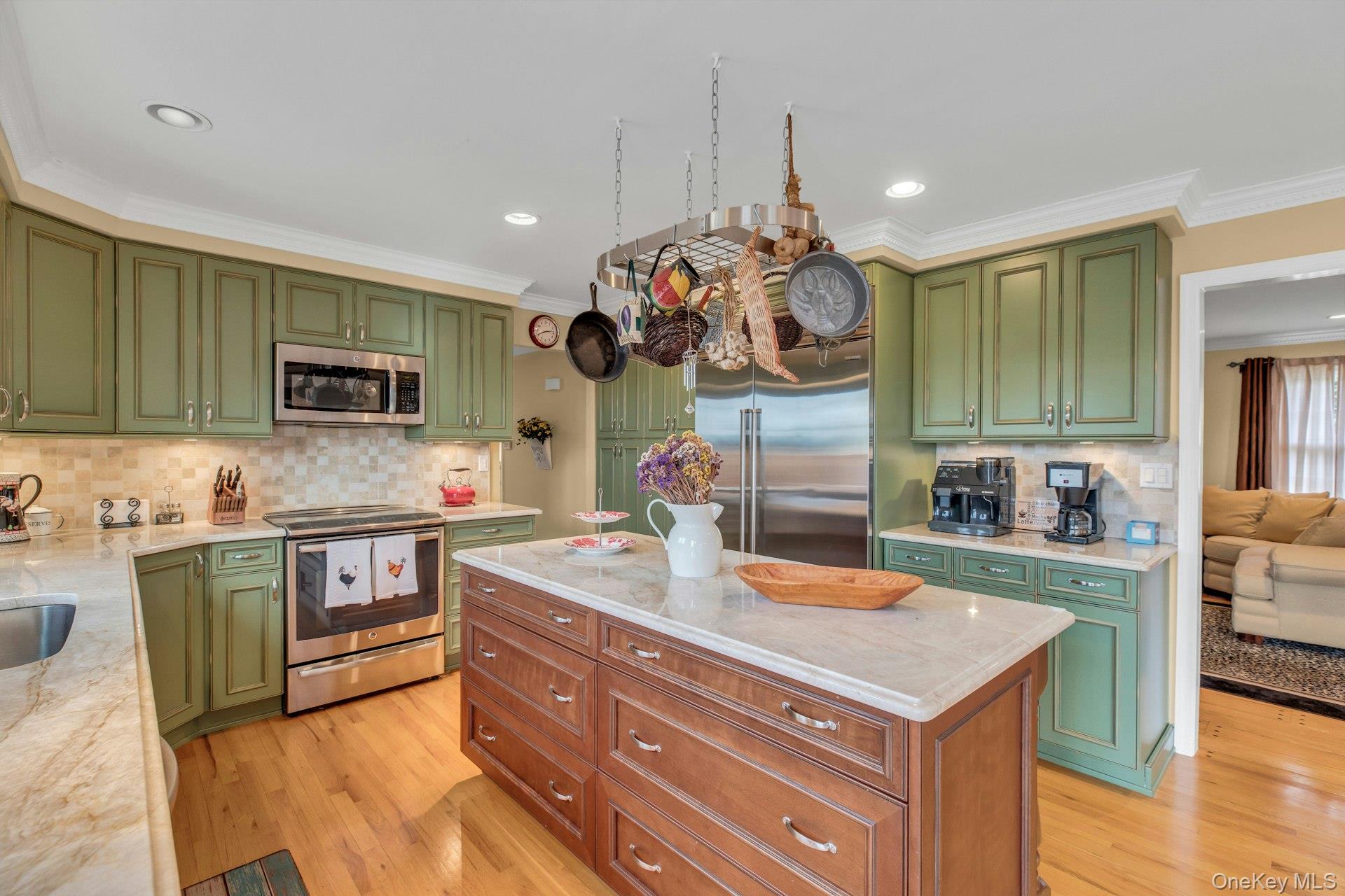 26 Oak Lane, Hampton Bays, NY 11946