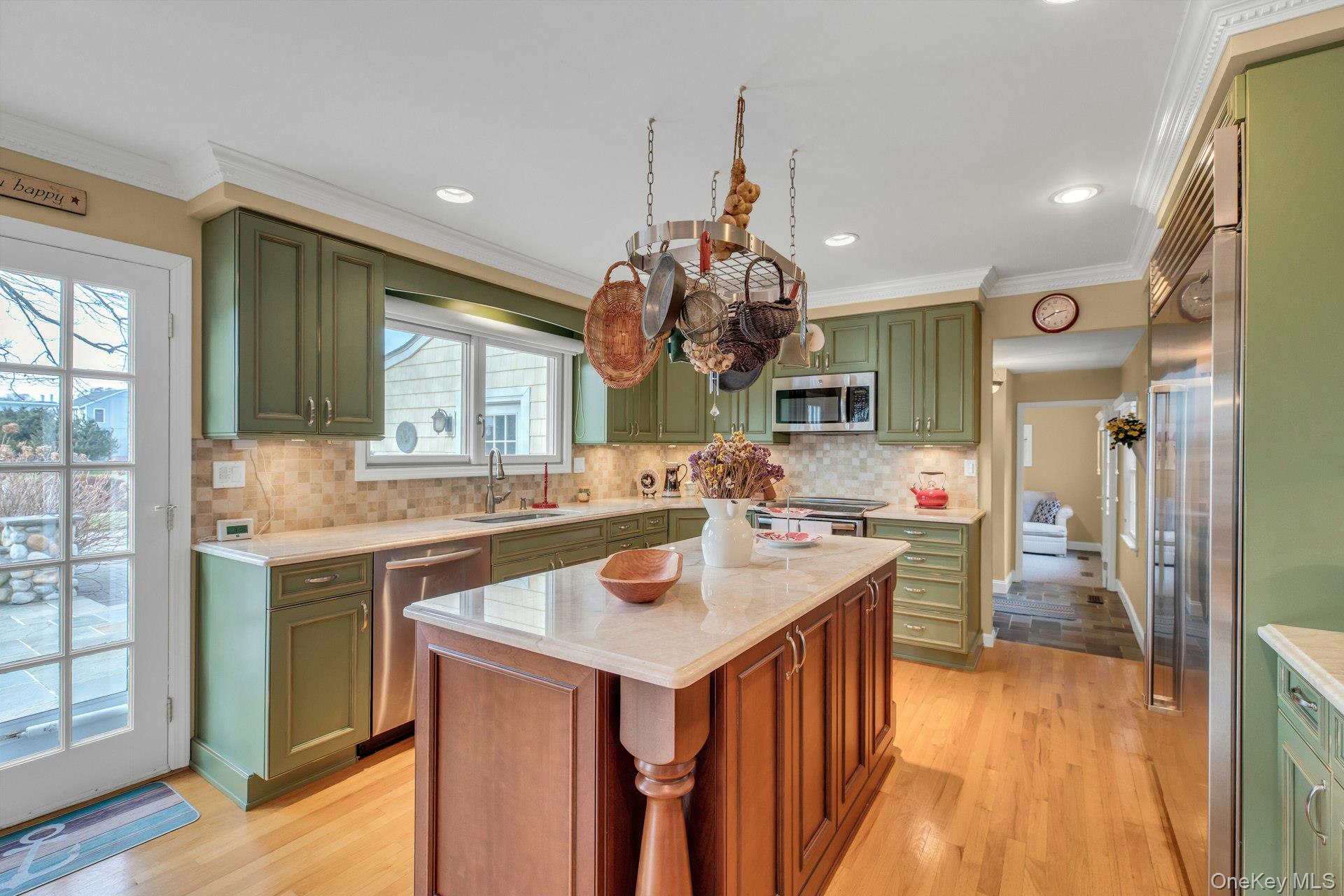 26 Oak Lane, Hampton Bays, NY 11946