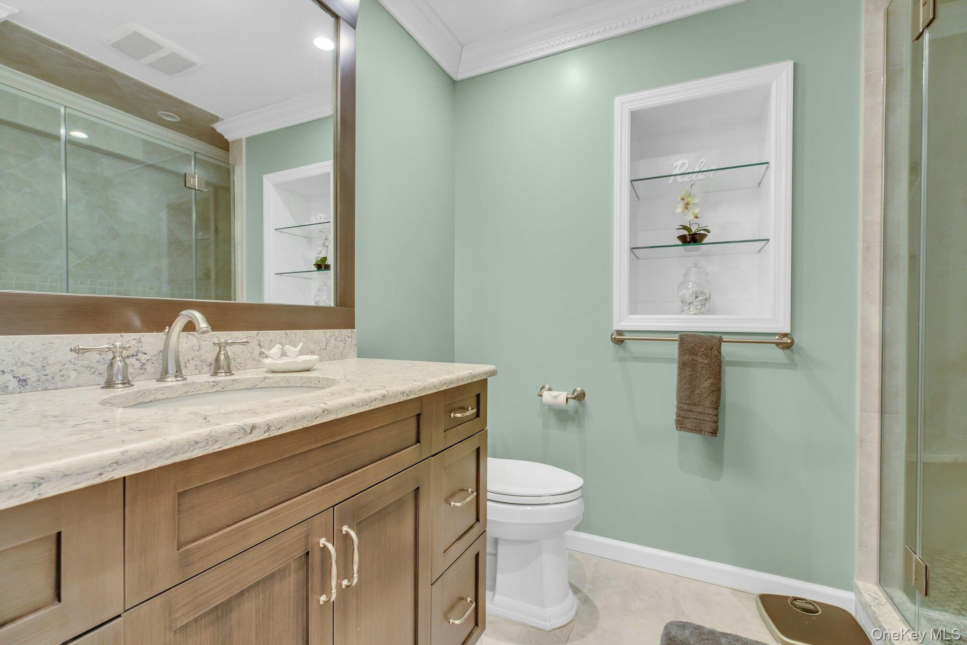 26 Oak Lane, Hampton Bays, NY 11946