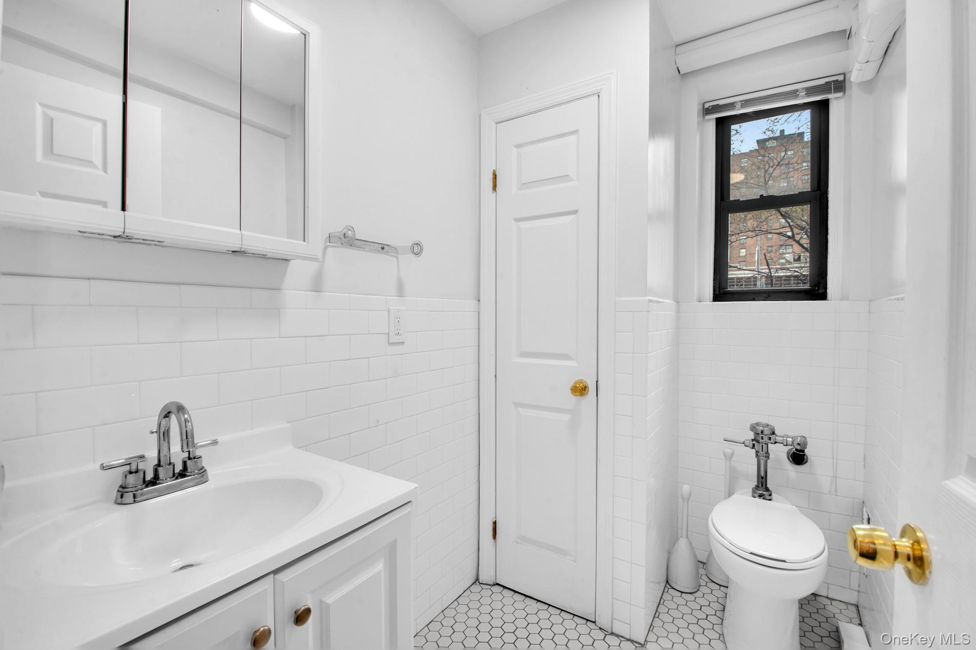 98-120 Queens Boulevard # 1B, Rego Park, NY 11374