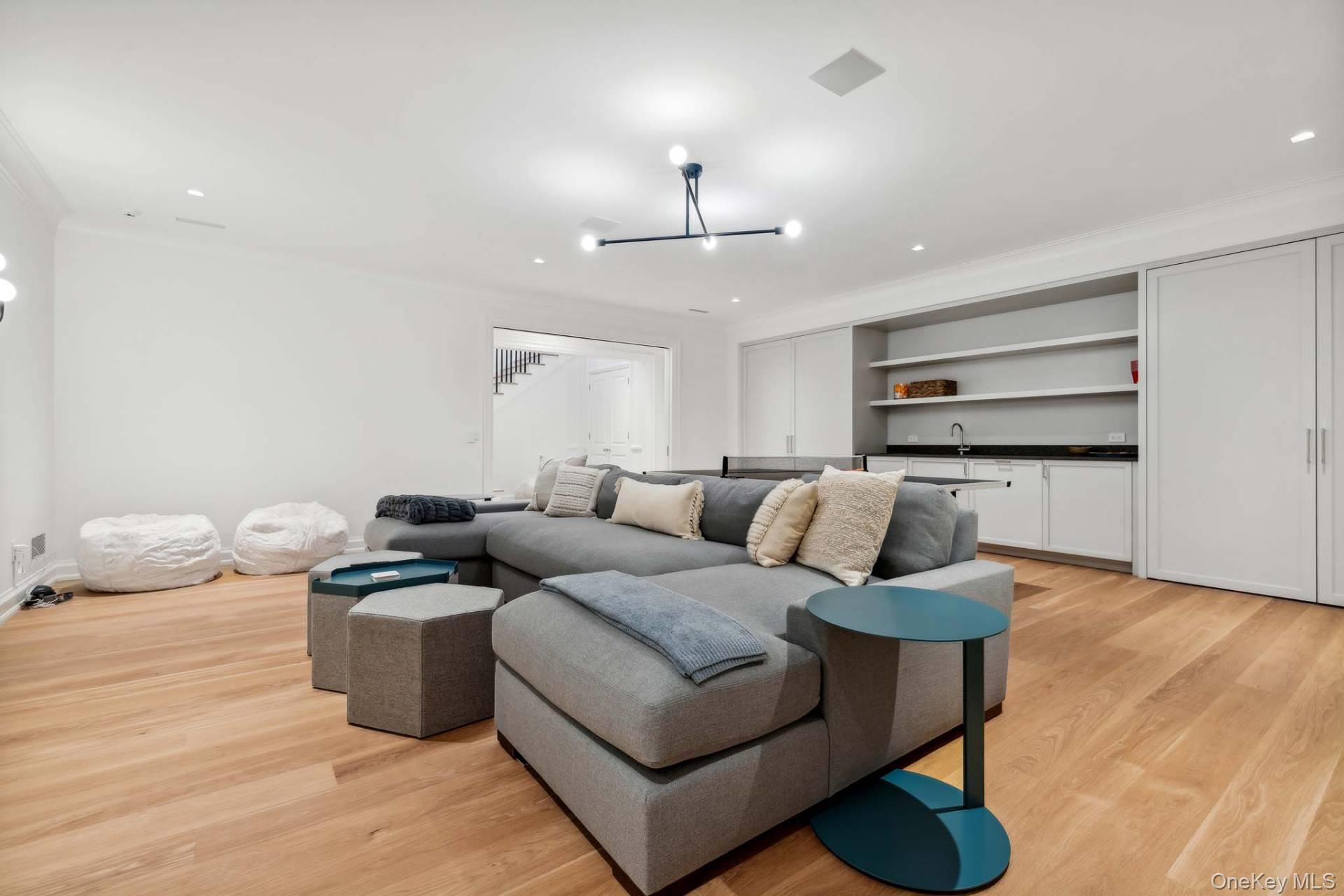 10 Pondview Lane, East Hampton, NY 11937