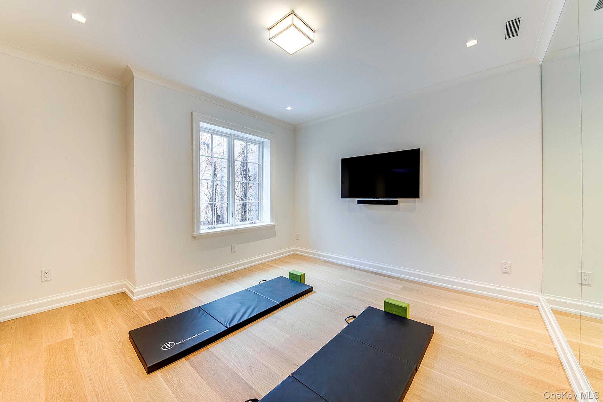 10 Pondview Lane, East Hampton, NY 11937