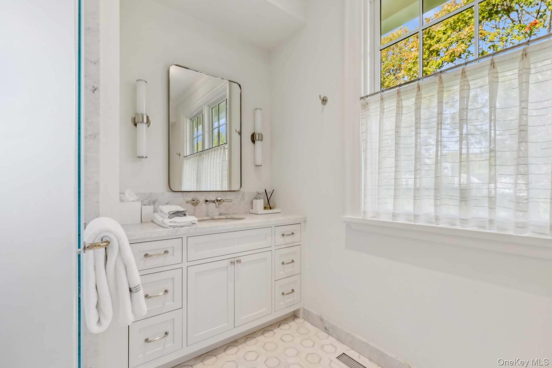 10 Pondview Lane, East Hampton, NY 11937