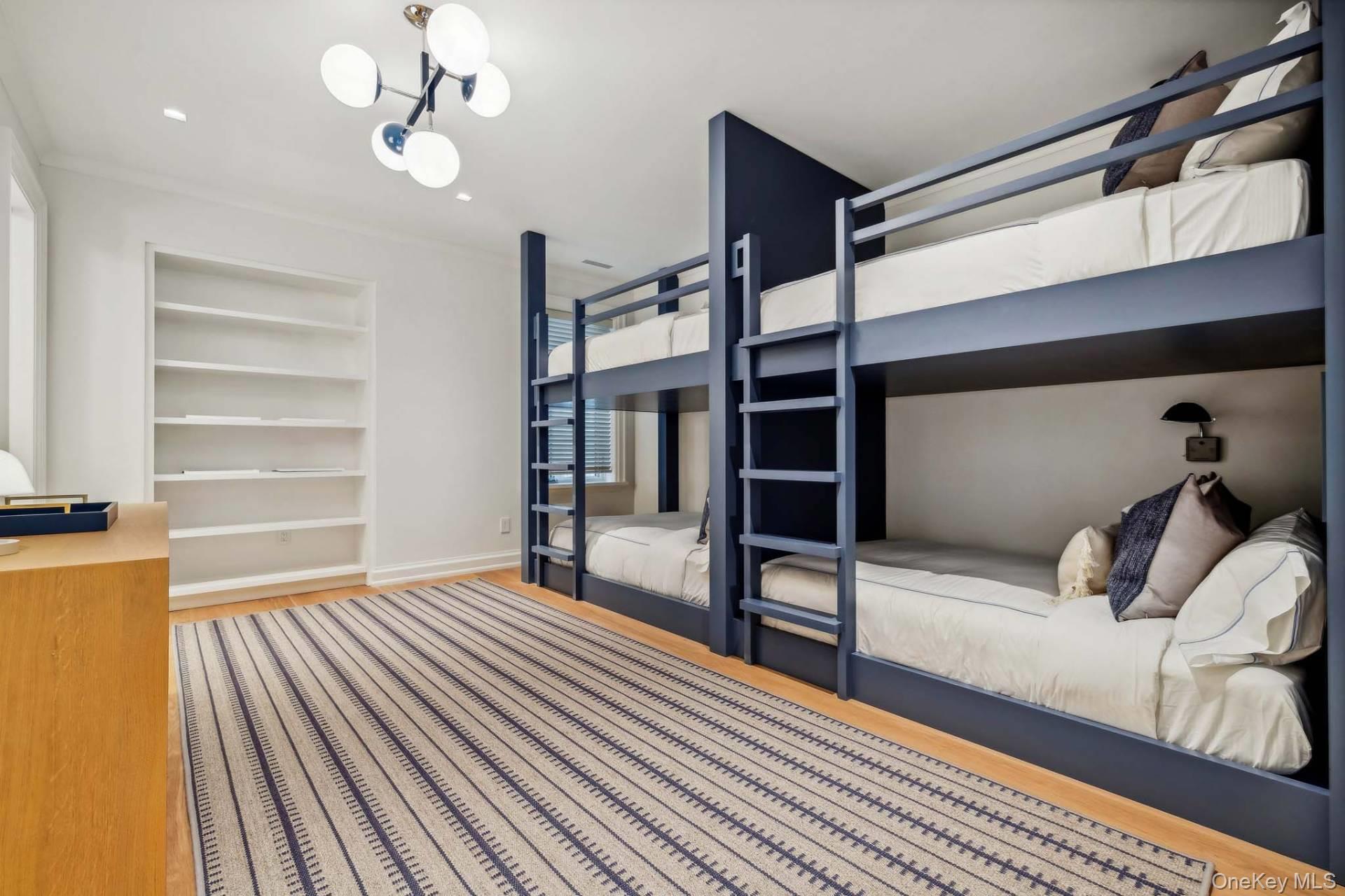 10 Pondview Lane, East Hampton, NY 11937