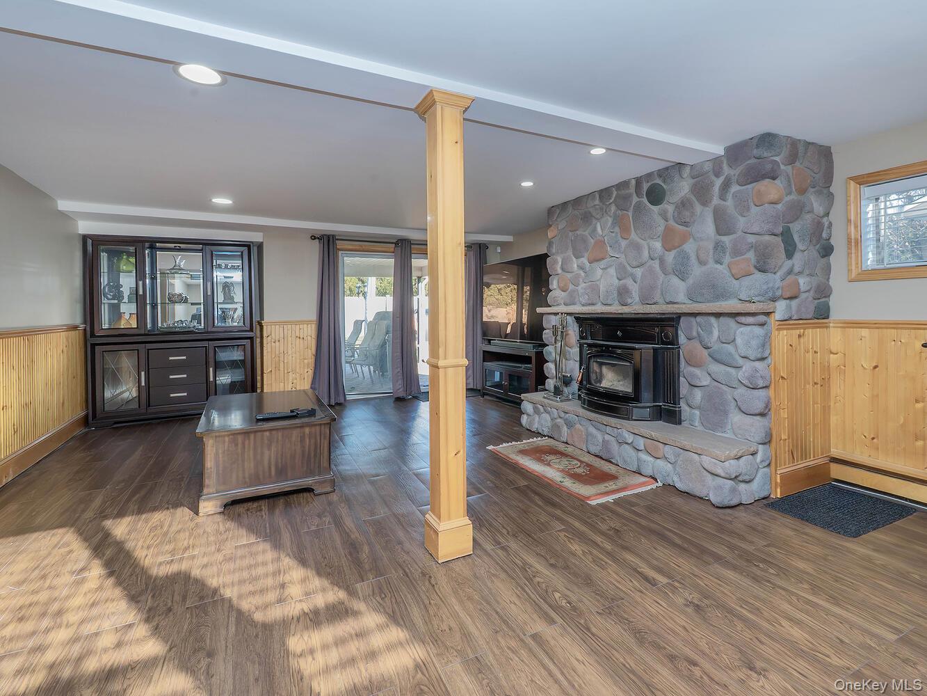 2 Terry Court, Glen Head, NY 11545