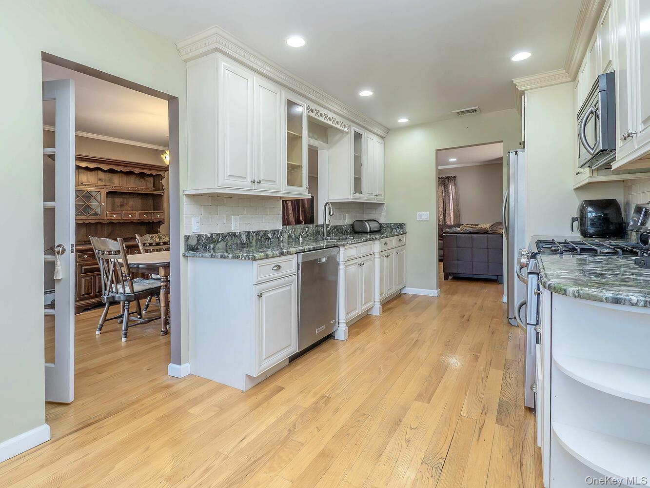 2 Terry Court, Glen Head, NY 11545