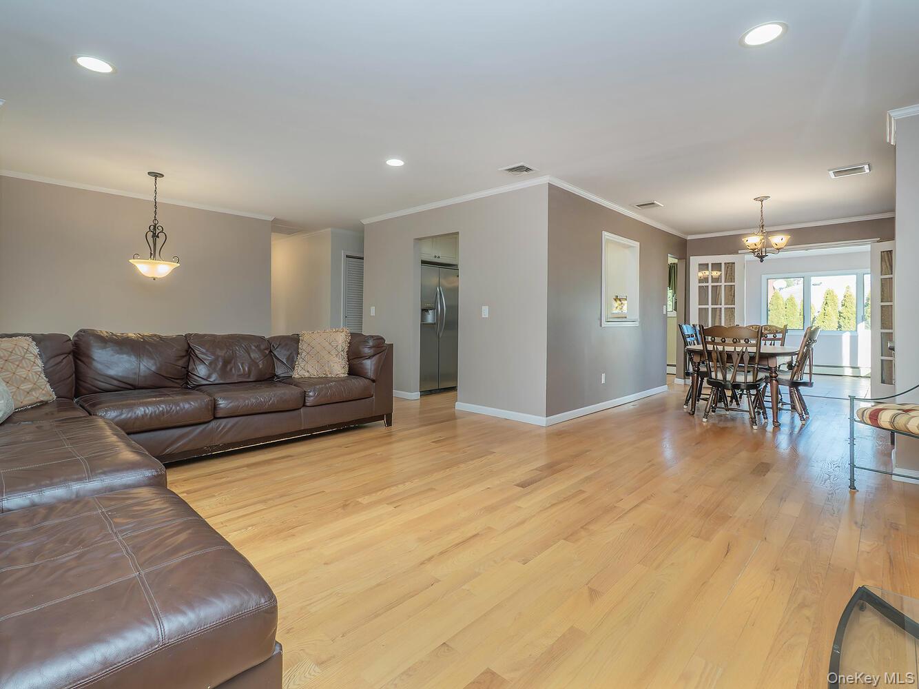 2 Terry Court, Glen Head, NY 11545