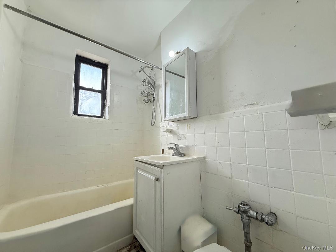 44-10 Macnish # 1G, Elmhurst, NY 11373