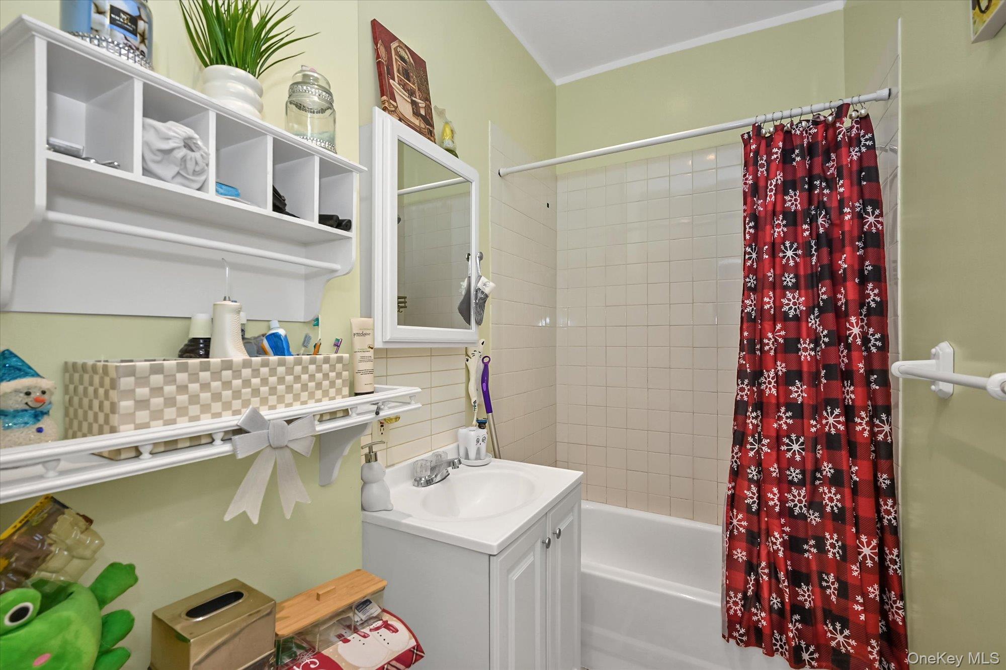 6925 59th Road, Maspeth, NY 11378