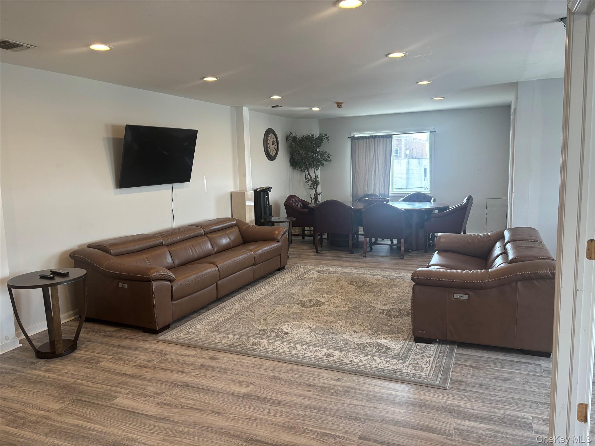 521 Oak Street, Copiague, NY 11726