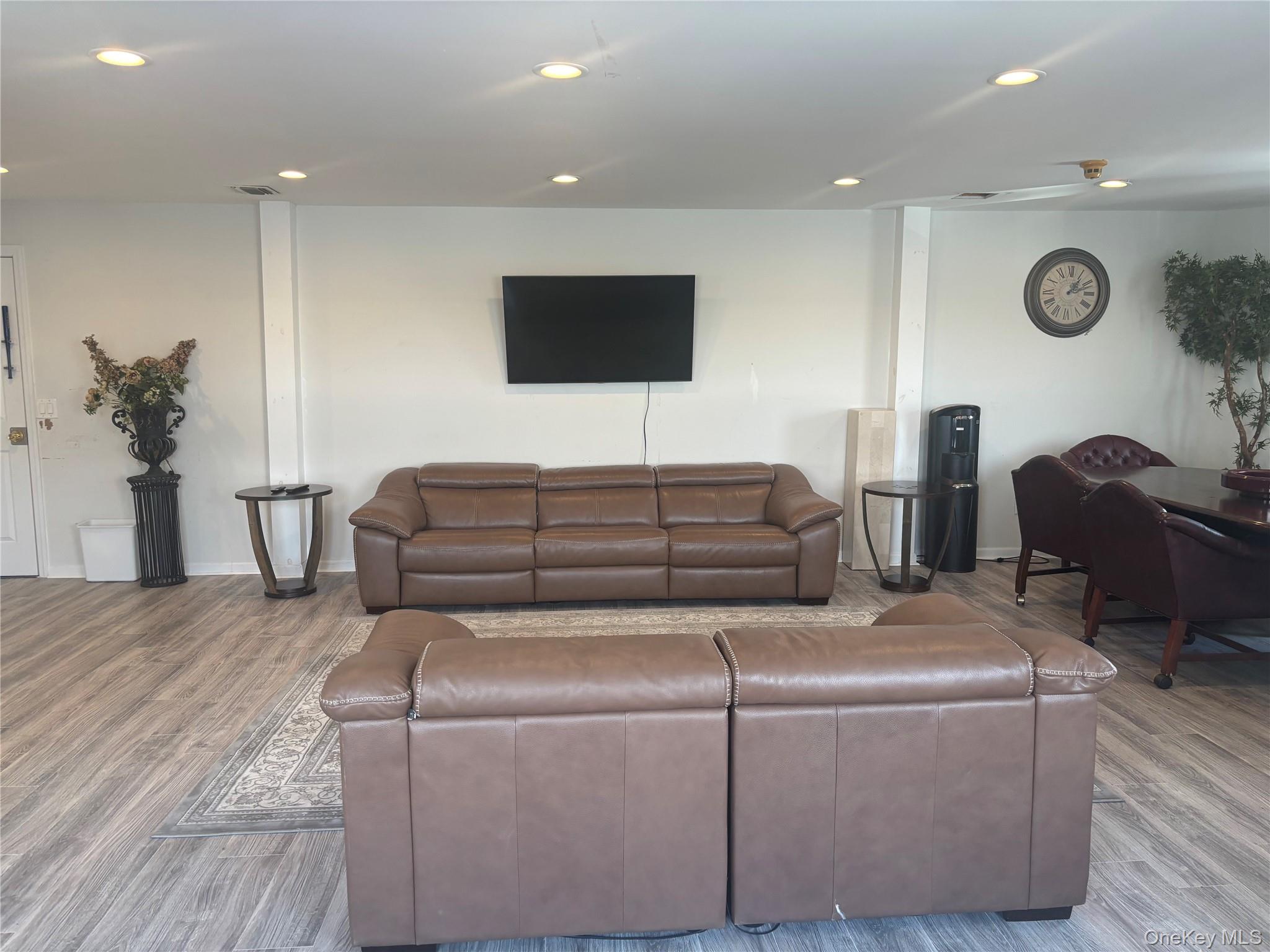 521 Oak Street, Copiague, NY 11726