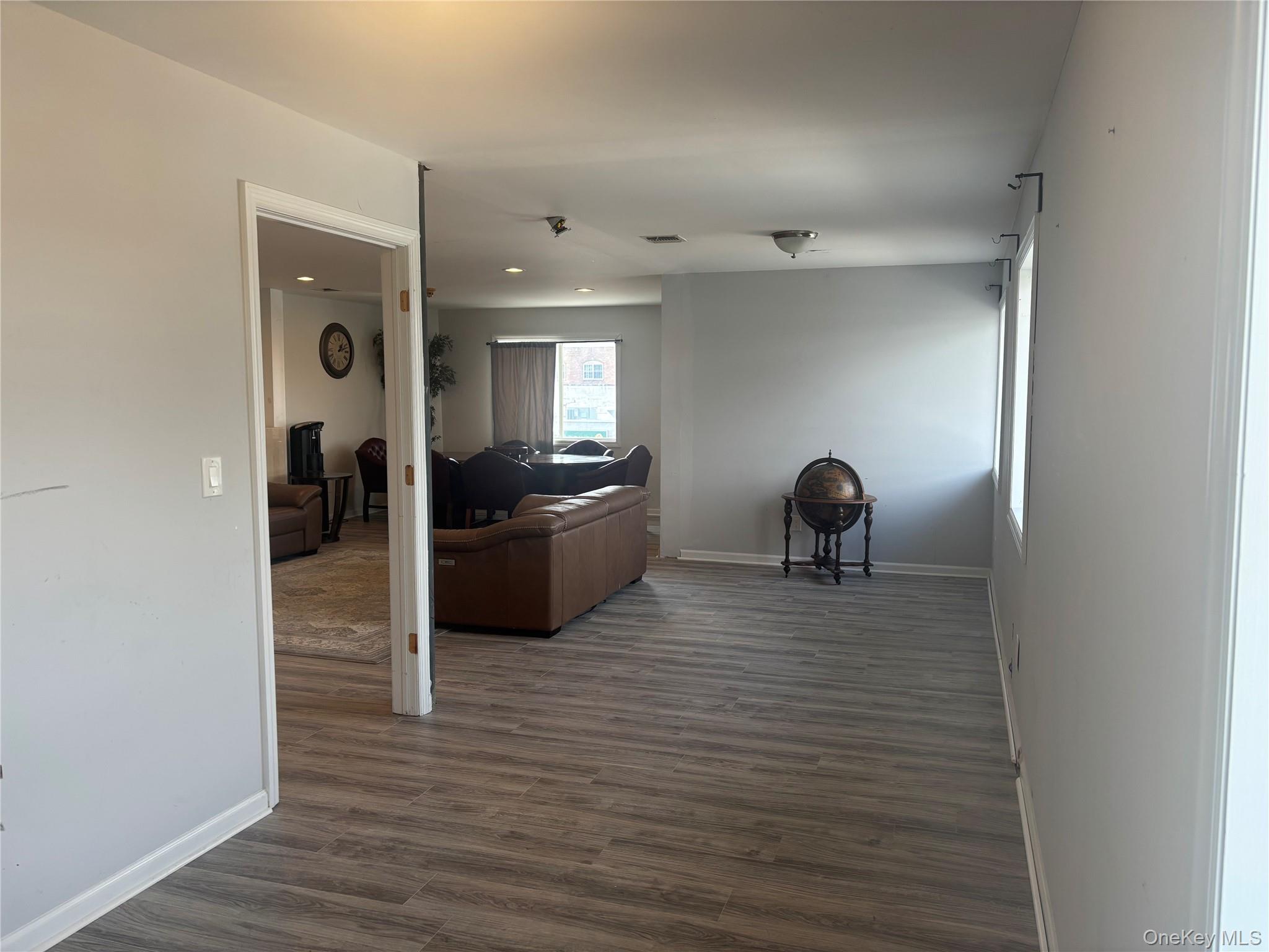 521 Oak Street, Copiague, NY 11726