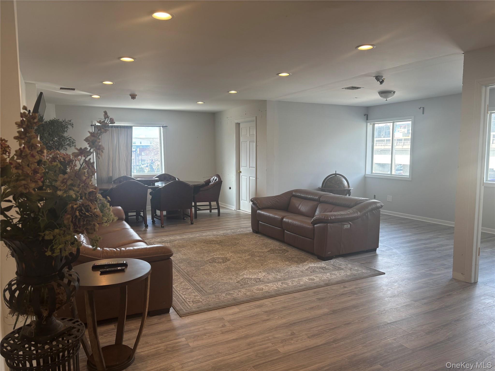 521 Oak Street, Copiague, NY 11726