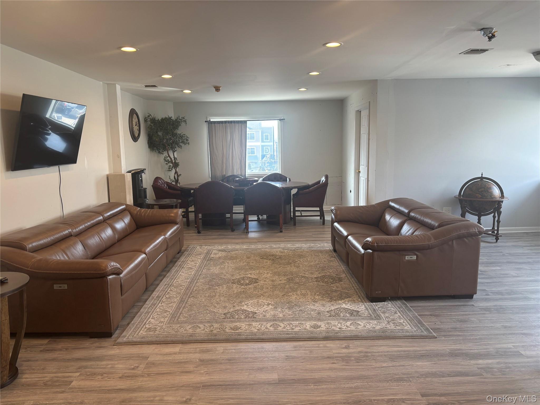 521 Oak Street, Copiague, NY 11726