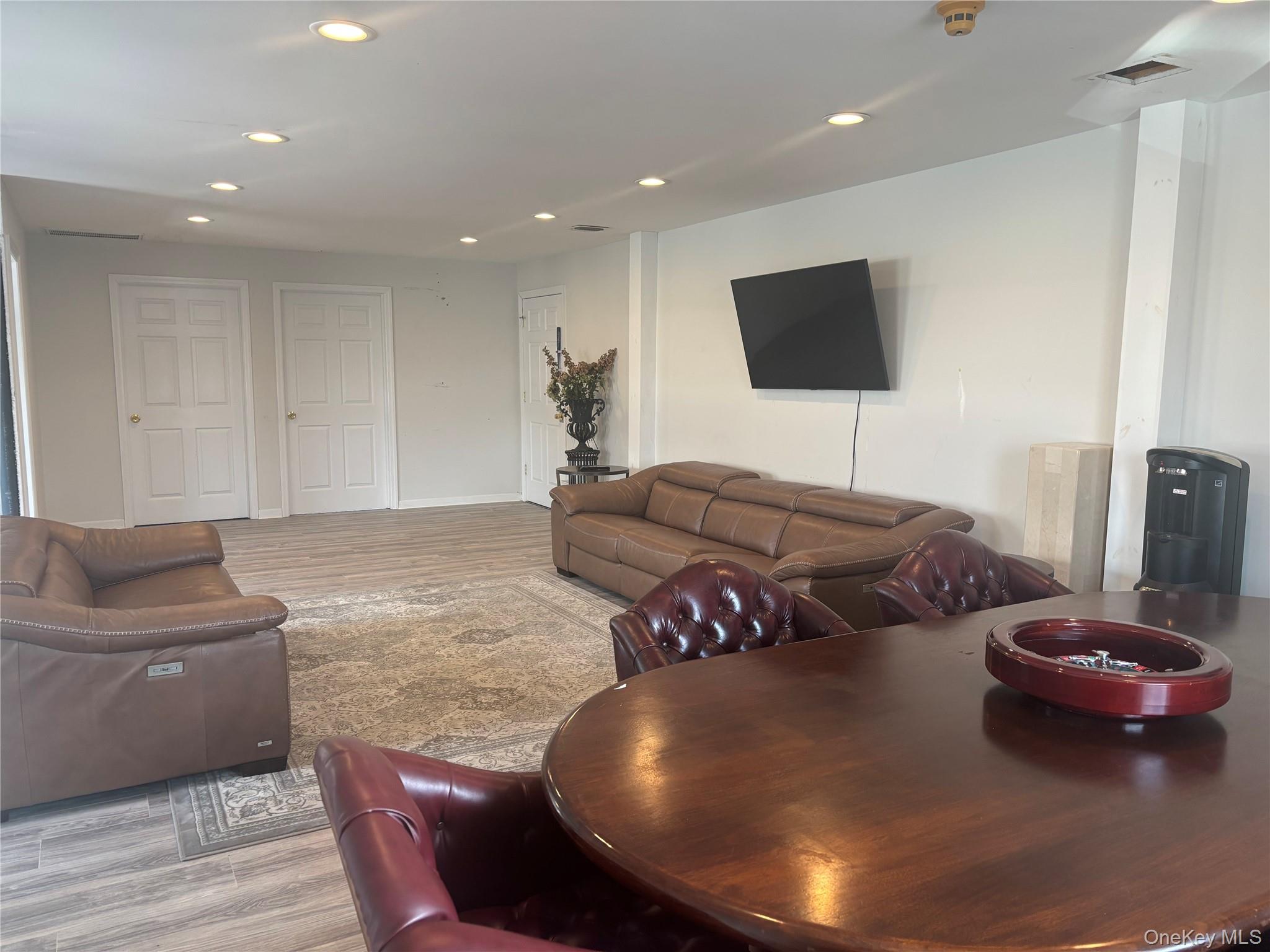 521 Oak Street, Copiague, NY 11726