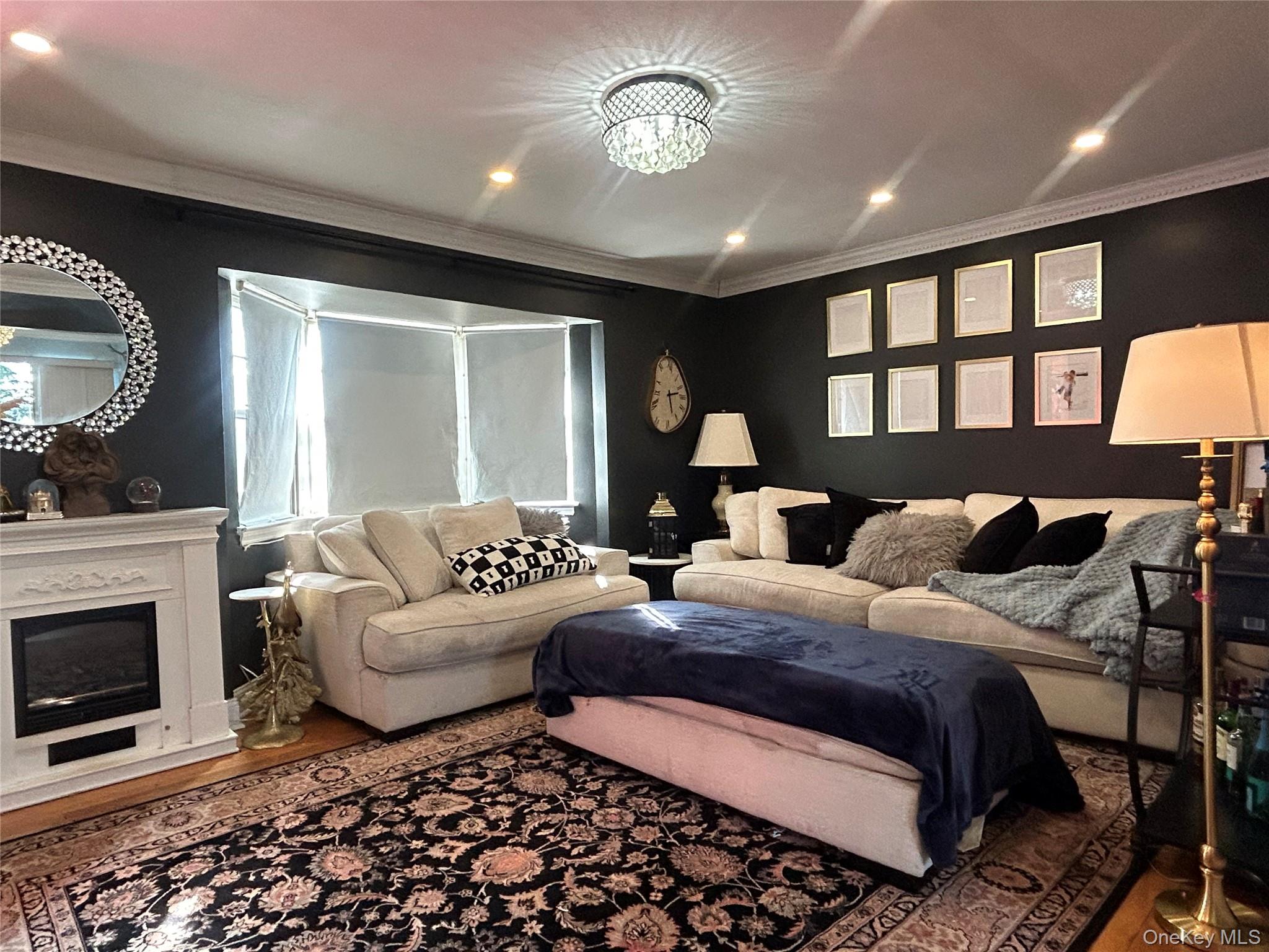 17 Molyneaux Road, Valley Stream, NY 11580