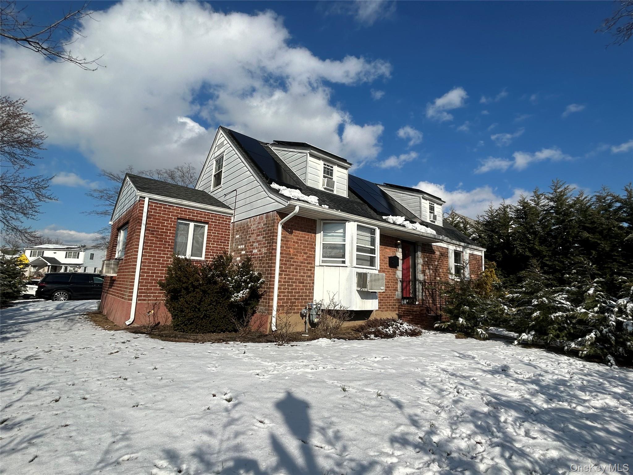 17 Molyneaux Road, Valley Stream, NY 11580