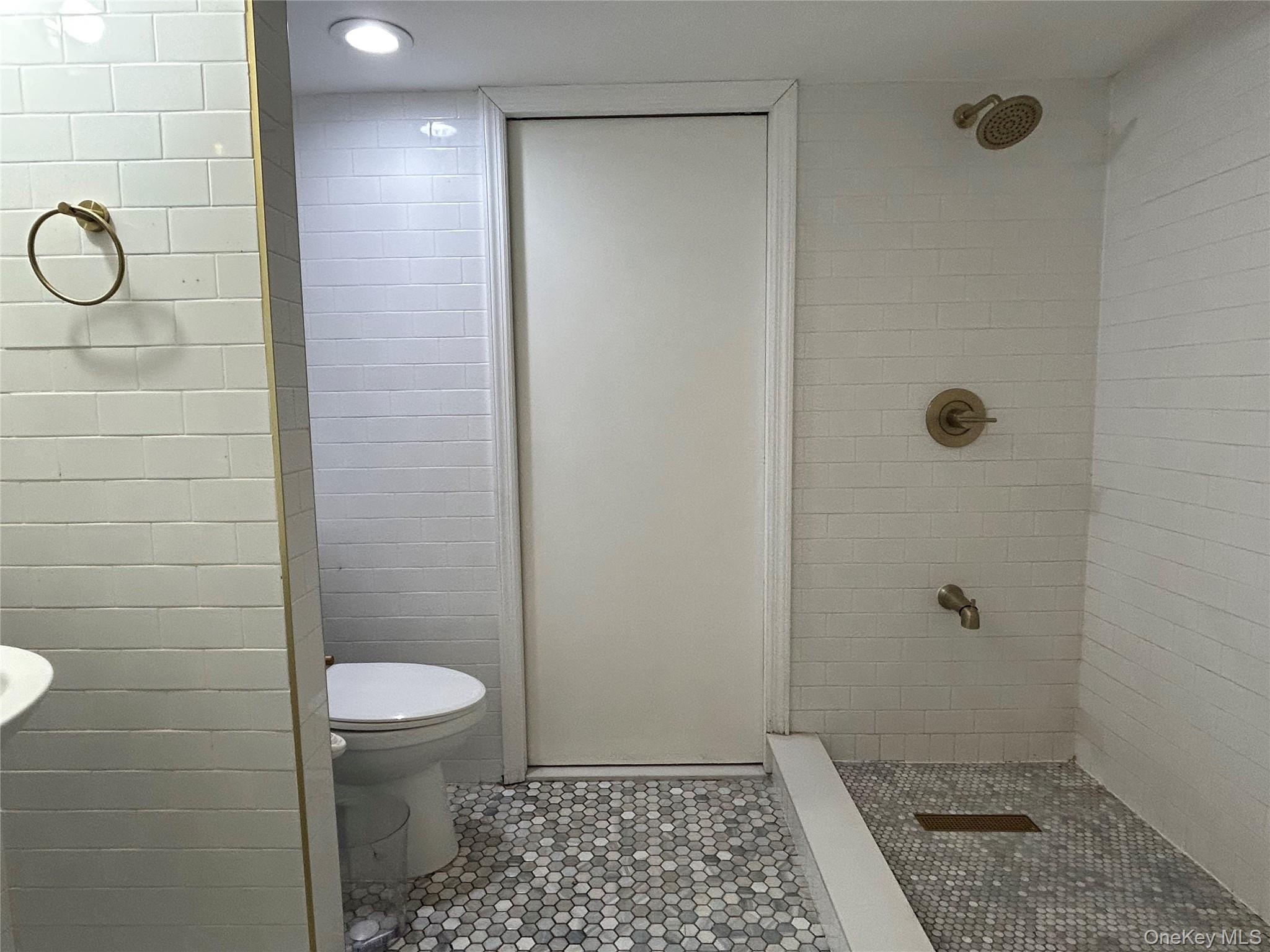 17 Molyneaux Road, Valley Stream, NY 11580