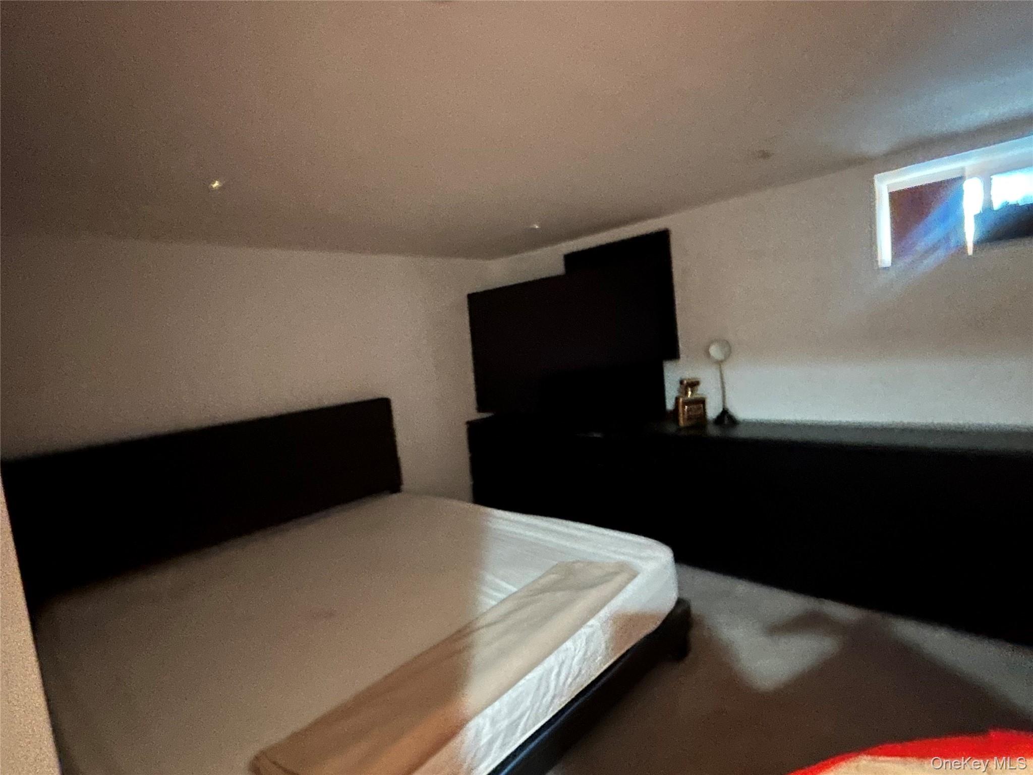 17 Molyneaux Road, Valley Stream, NY 11580