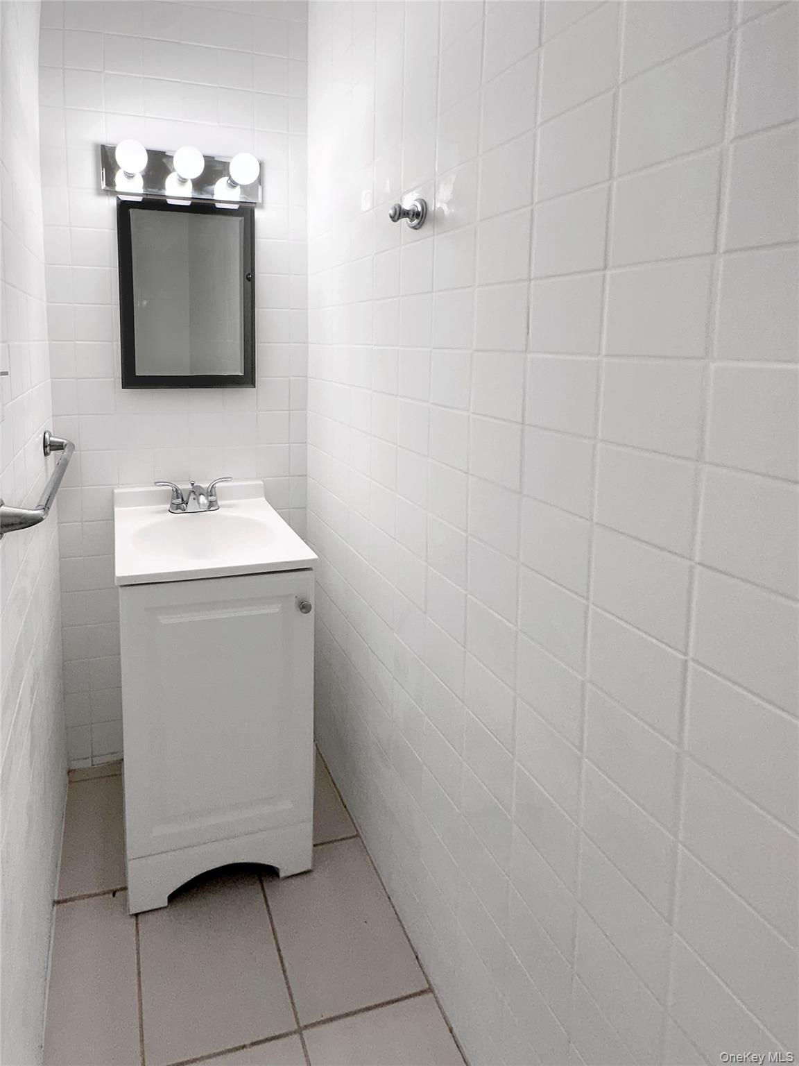 7 Carnaby Avenue, Coram, NY 11727