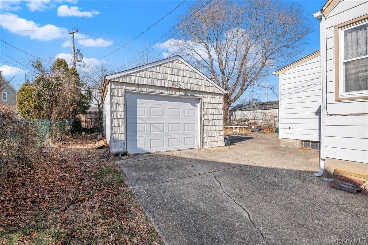 9 Stanford Lane, Hicksville, NY 11801