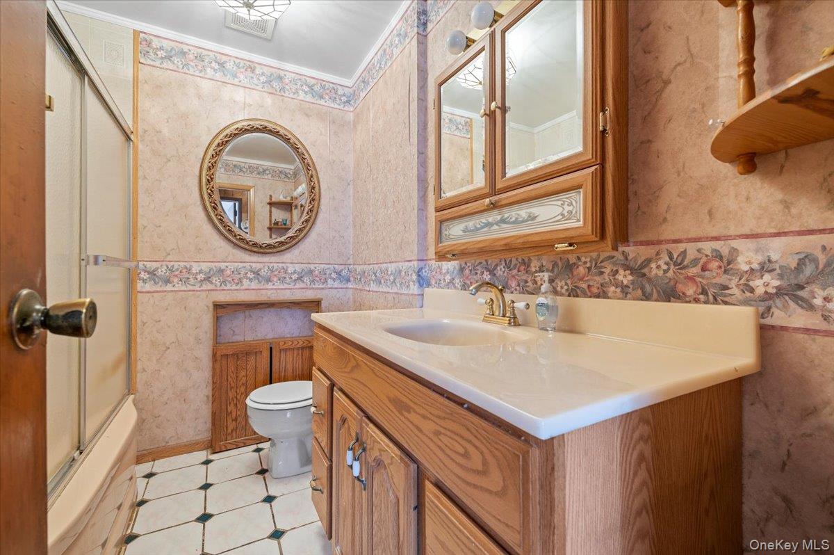 9 Stanford Lane, Hicksville, NY 11801