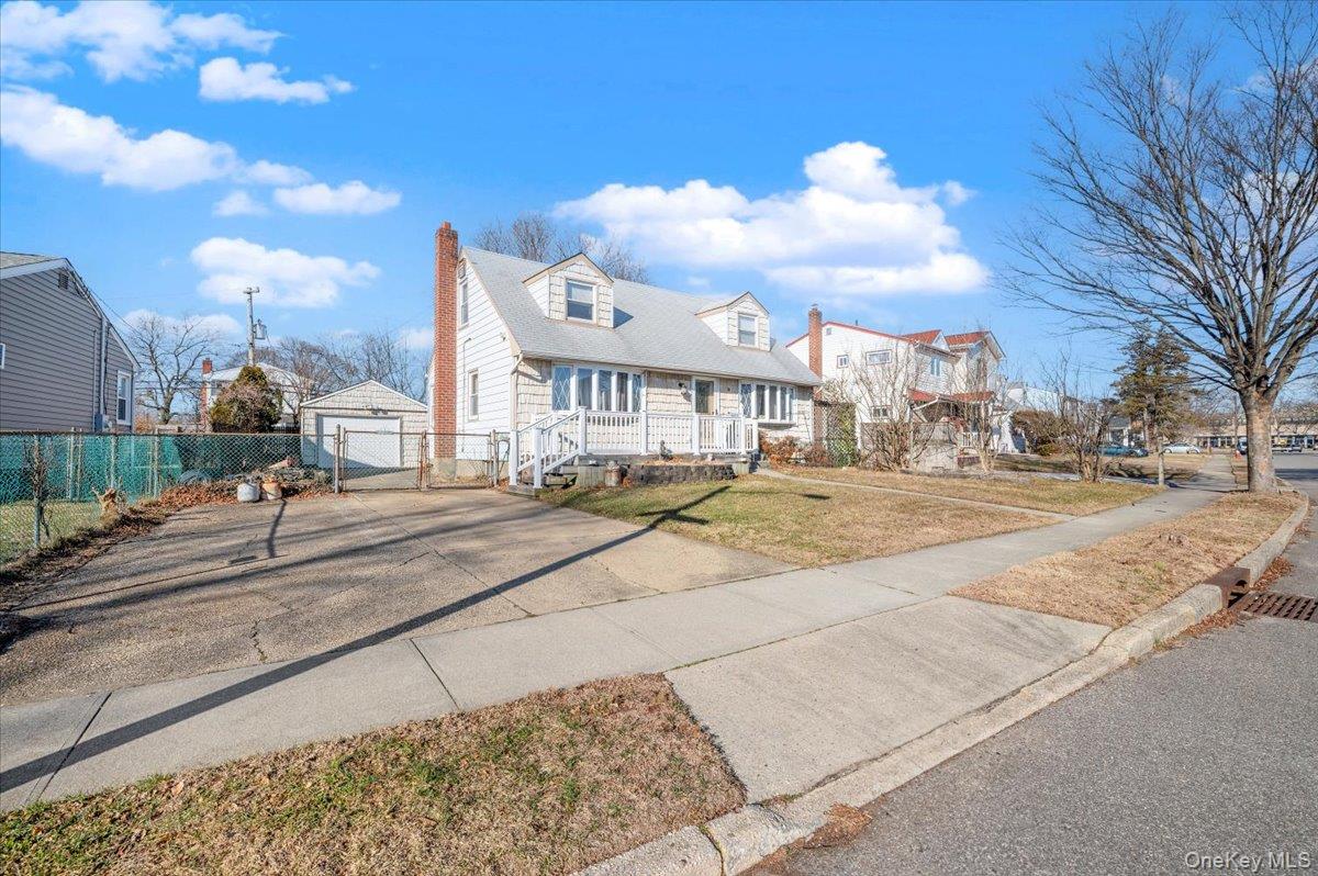 9 Stanford Lane, Hicksville, NY 11801