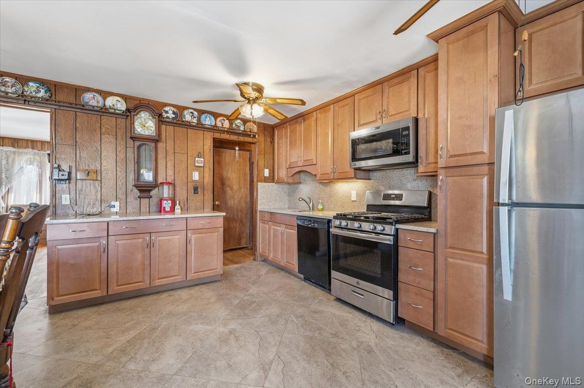 9 Stanford Lane, Hicksville, NY 11801