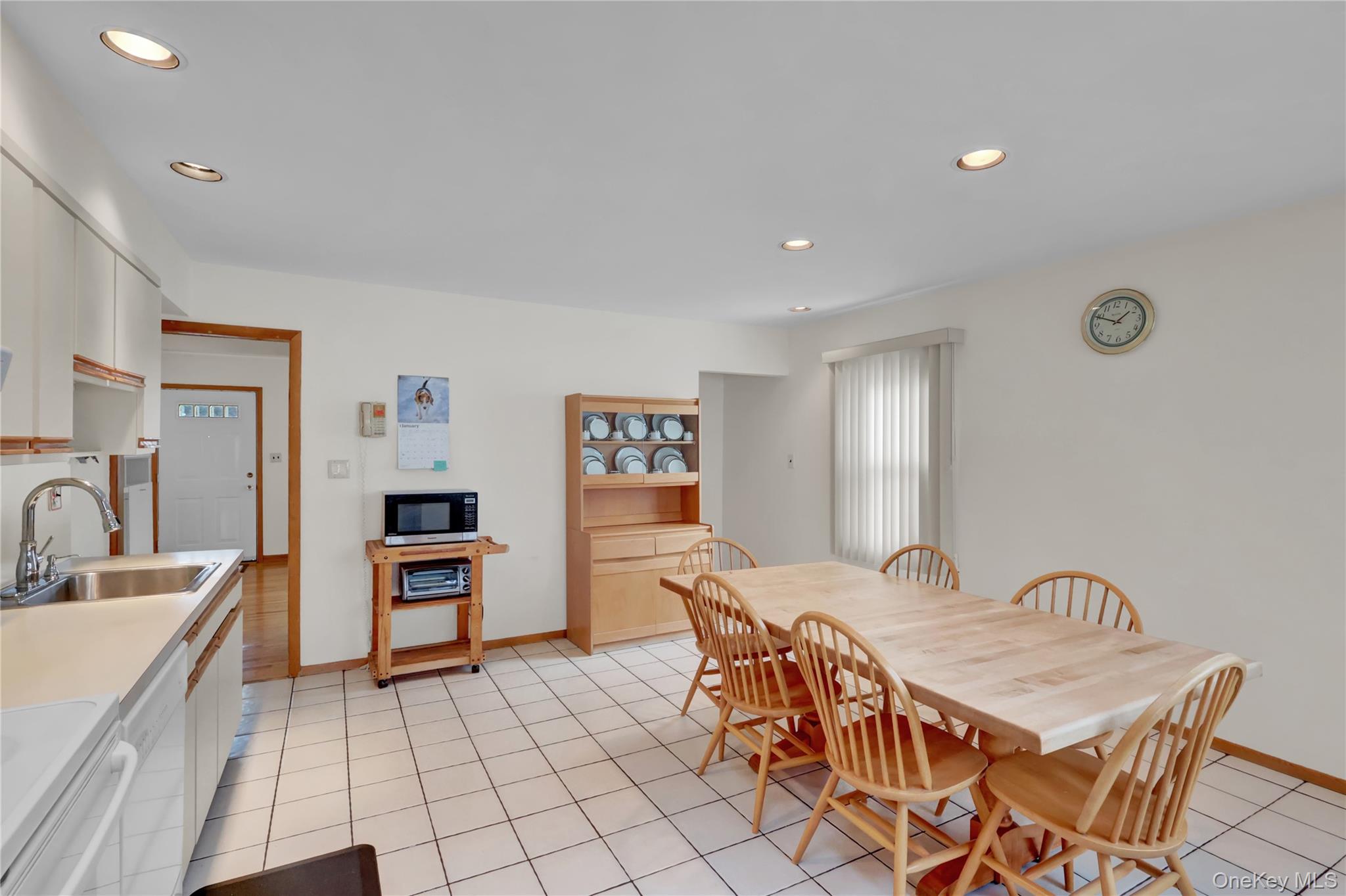 206 9th Street, Hicksville, NY 11801