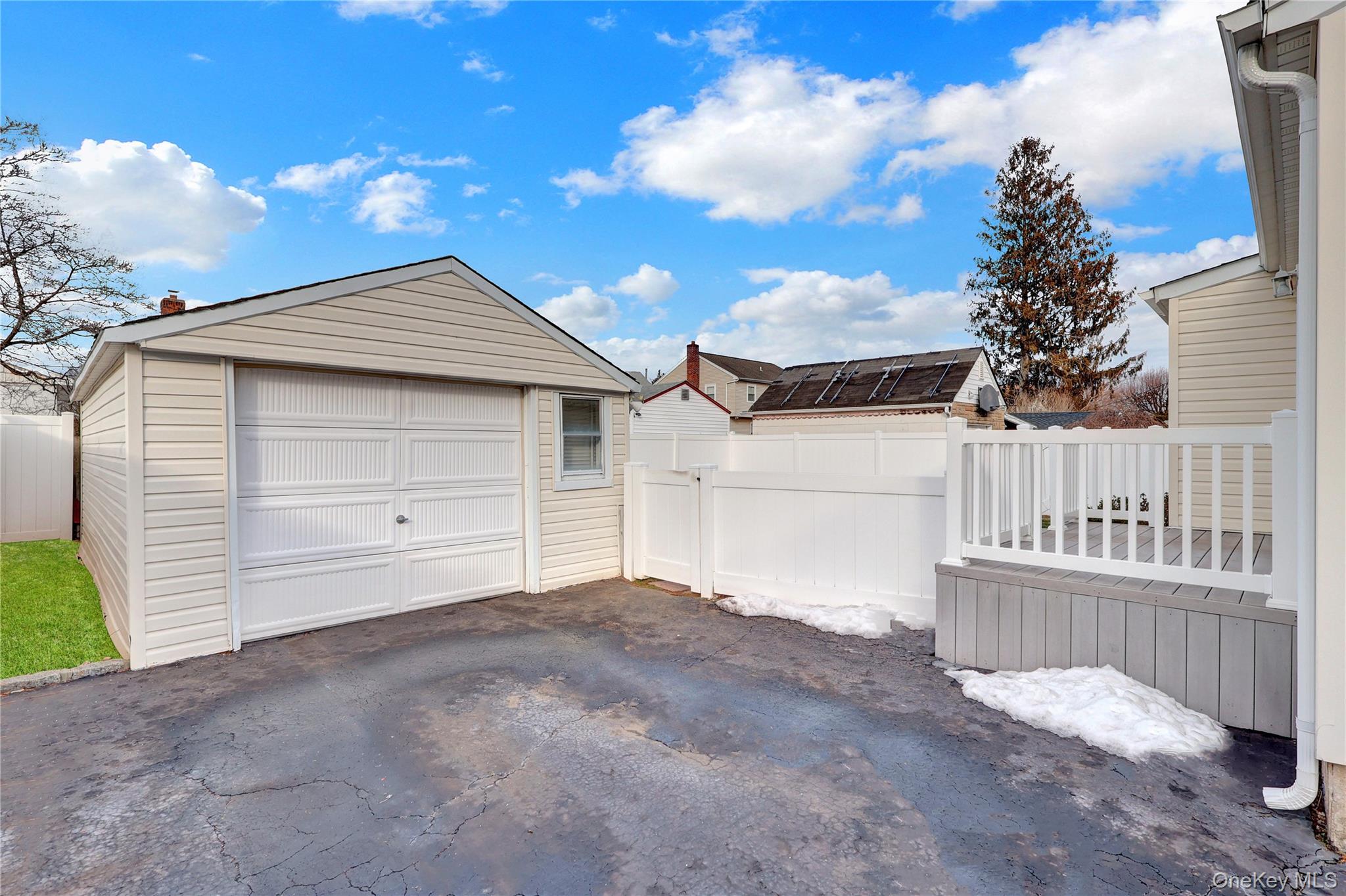 206 9th Street, Hicksville, NY 11801