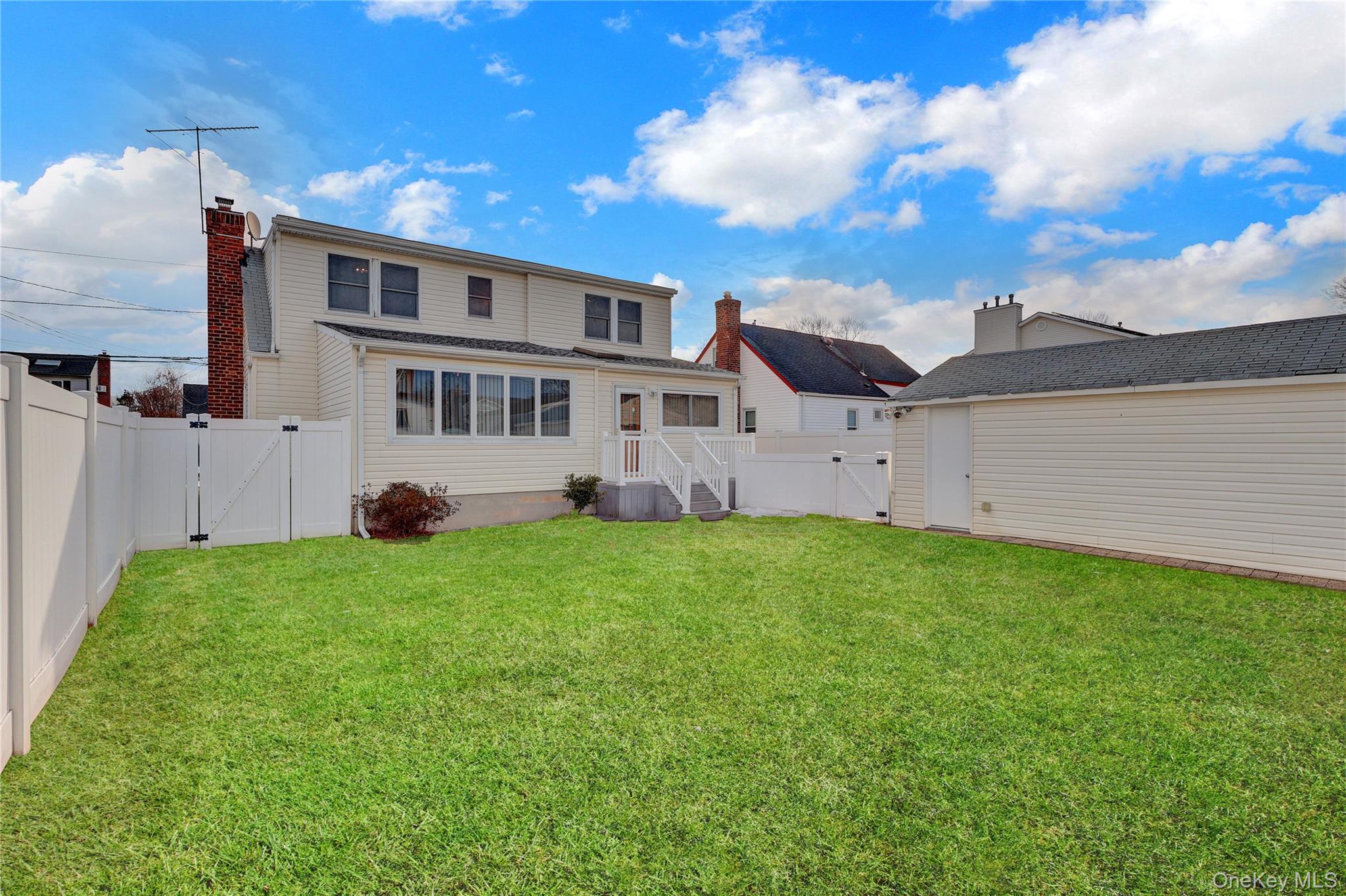 206 9th Street, Hicksville, NY 11801