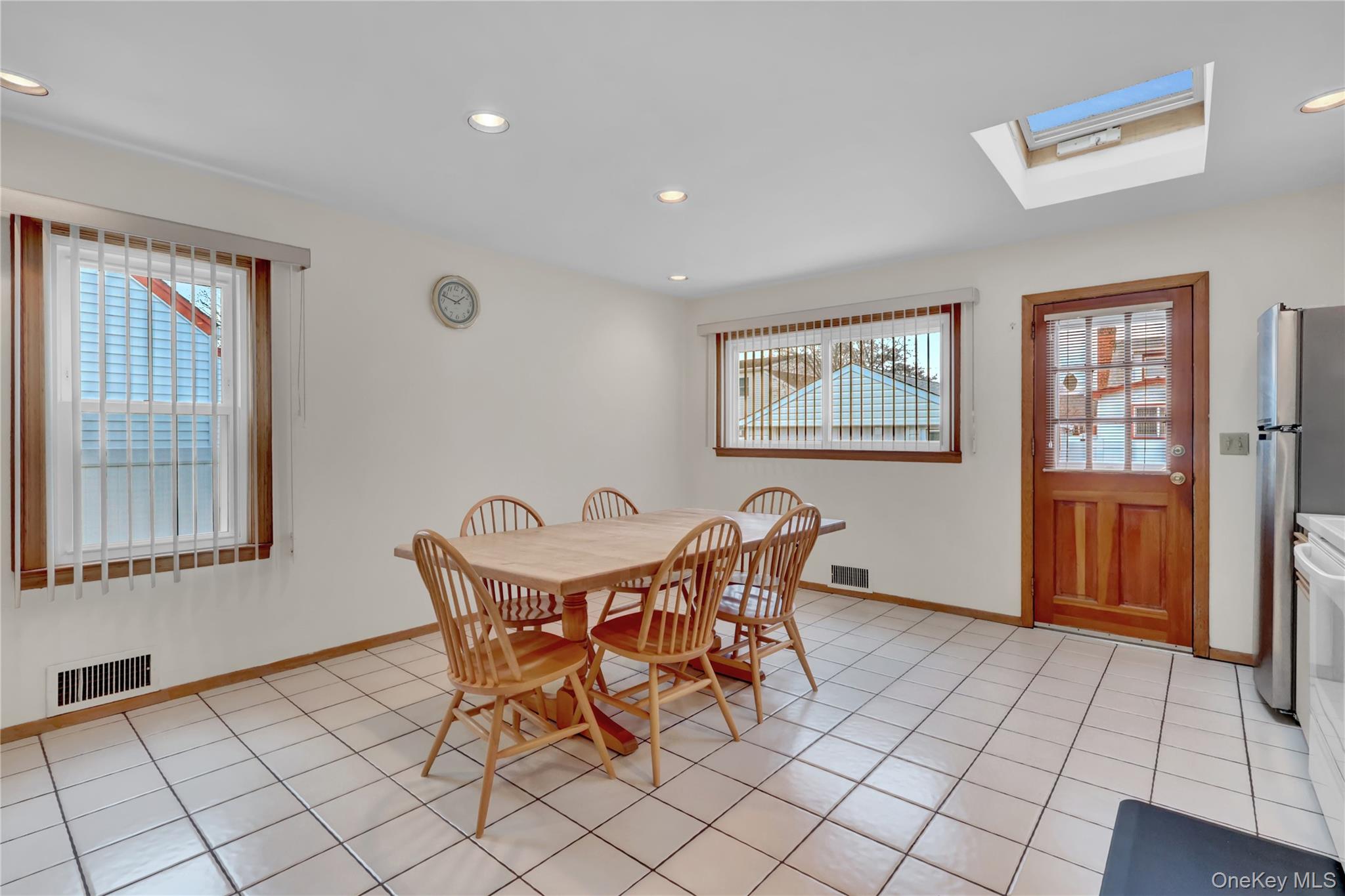 206 9th Street, Hicksville, NY 11801