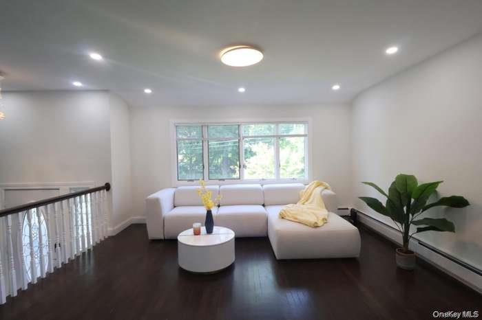 18 Park Drive E, Syosset, NY 11791