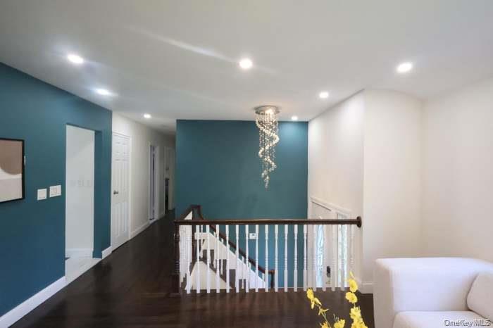 18 Park Drive E, Syosset, NY 11791