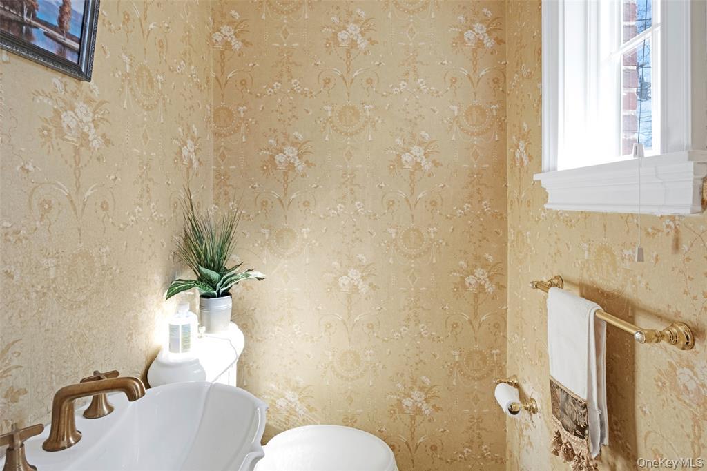 695 Hunt Lane, Manhasset, NY 11030