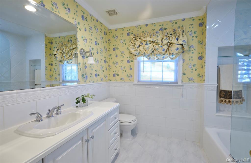 695 Hunt Lane, Manhasset, NY 11030