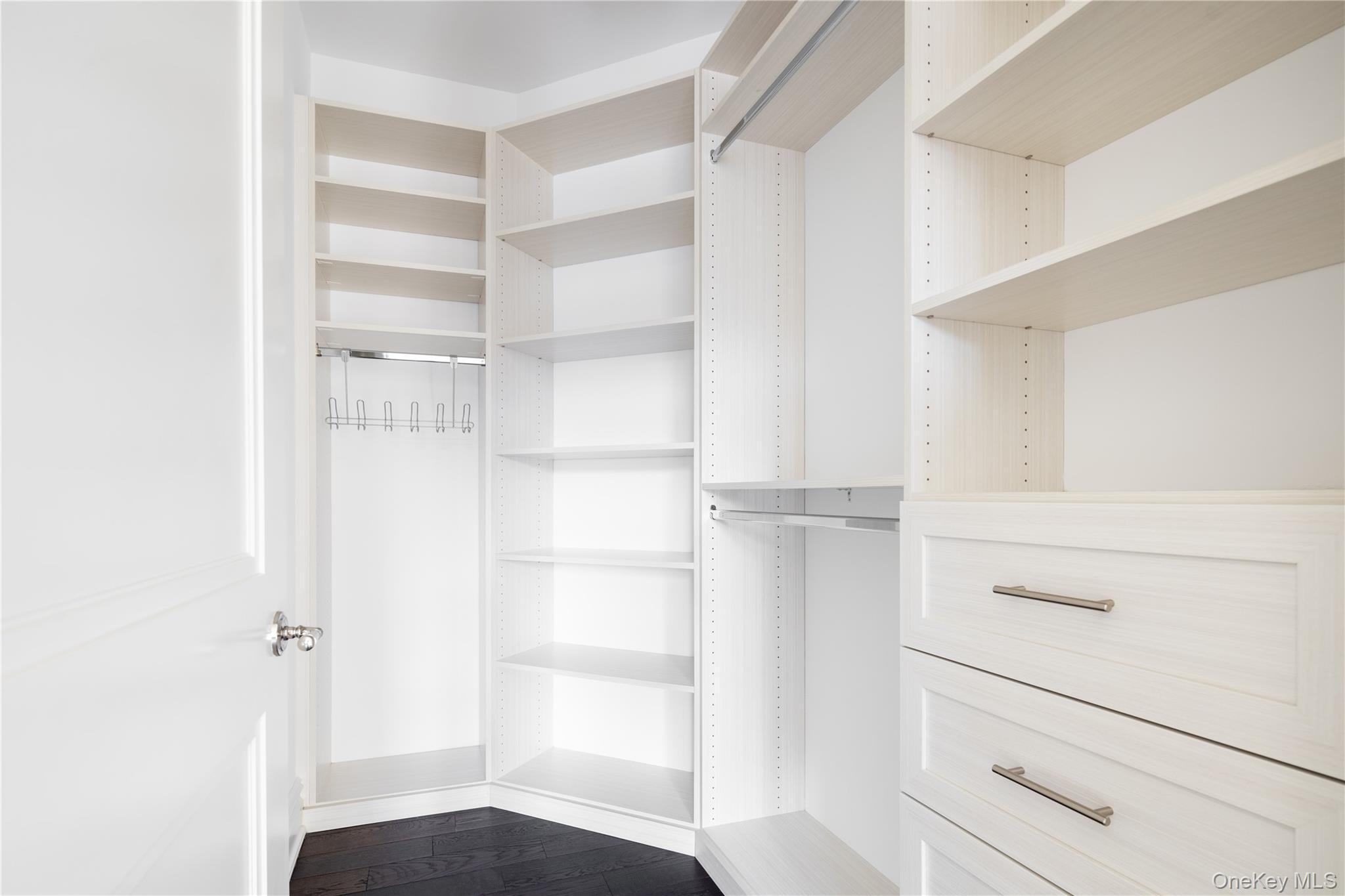 2000 Royal Court # 2109, North Hills, NY 11040