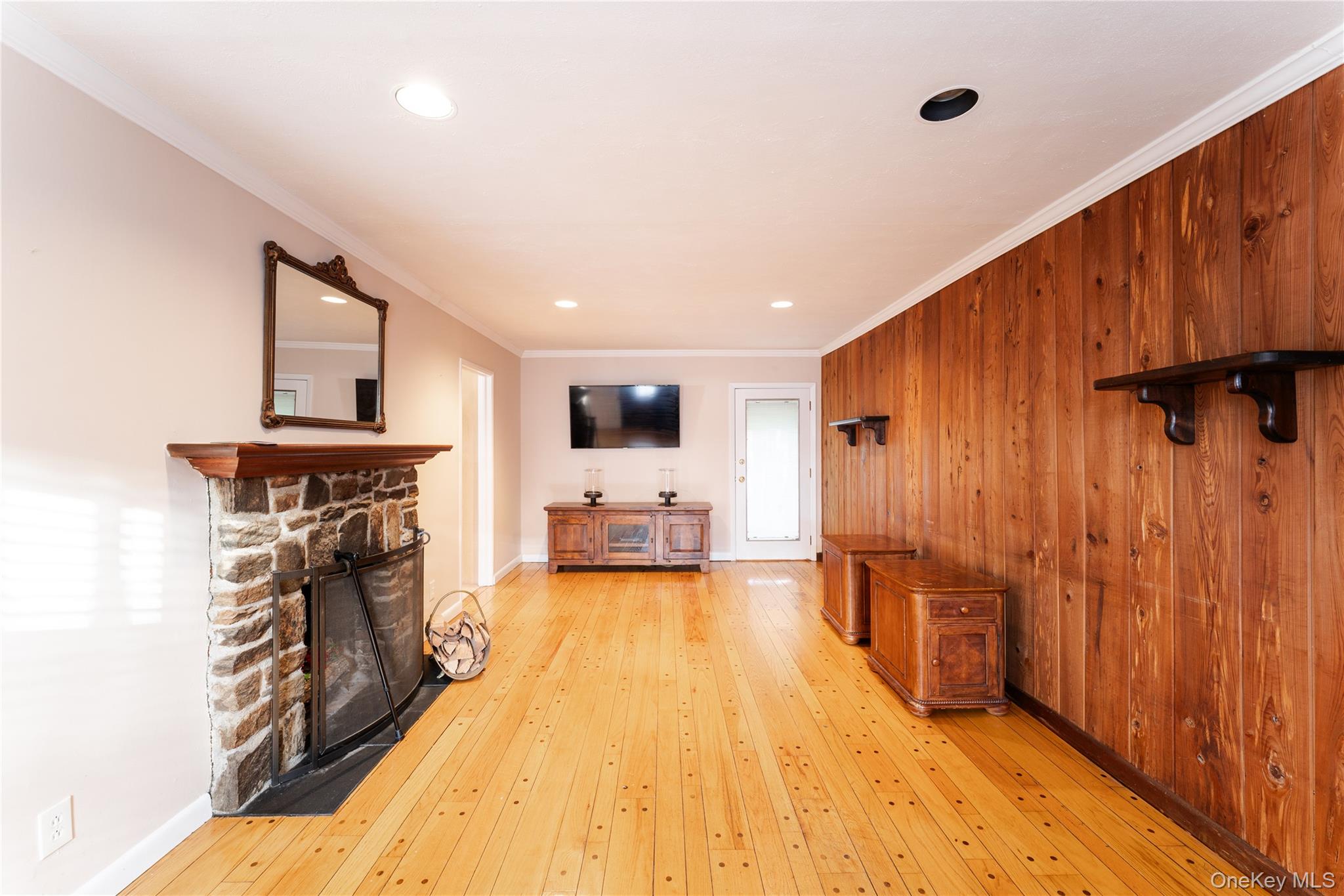 16 8th Street, Carle Place, NY 11514