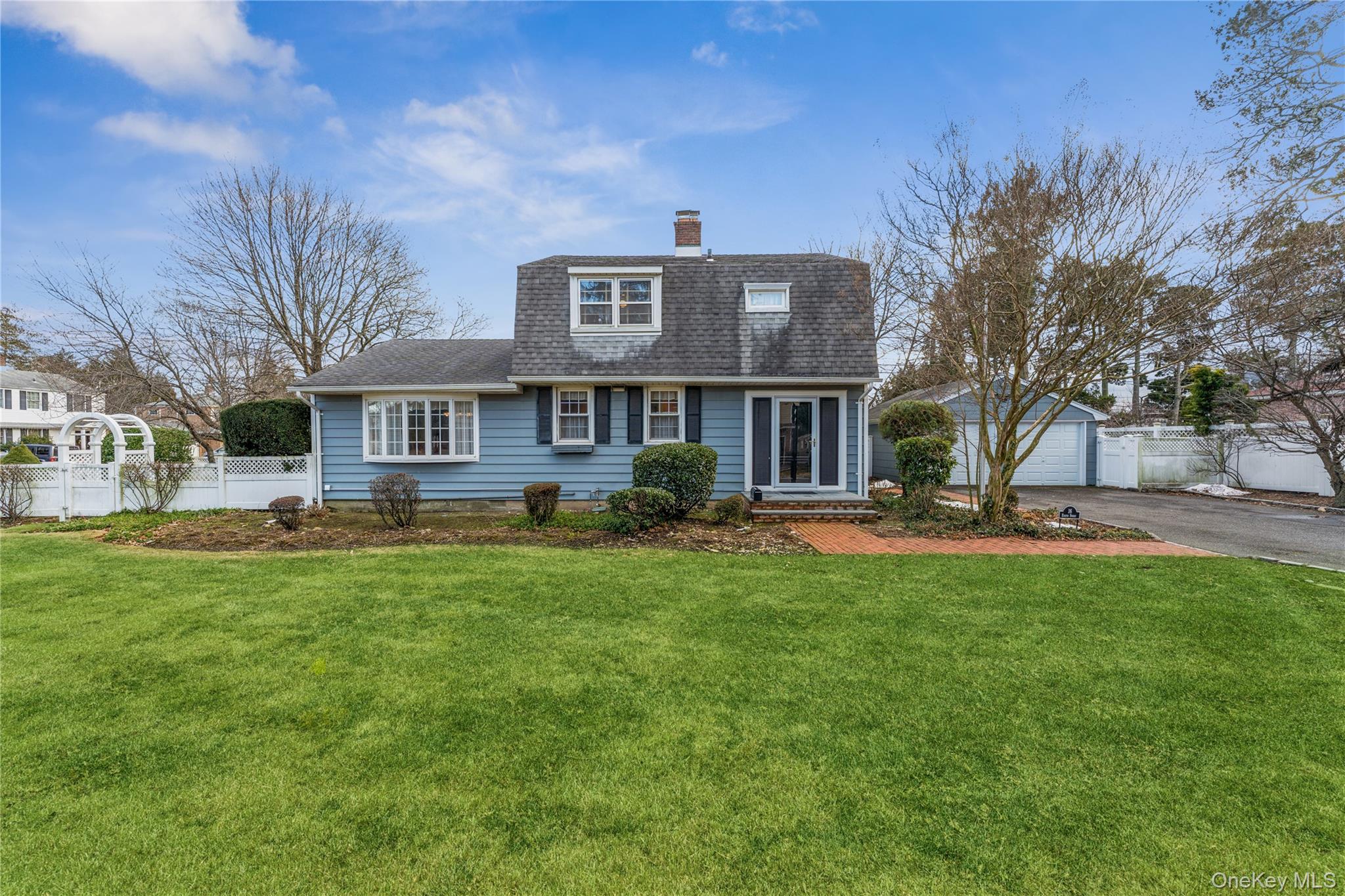 16 8th Street, Carle Place, NY 11514