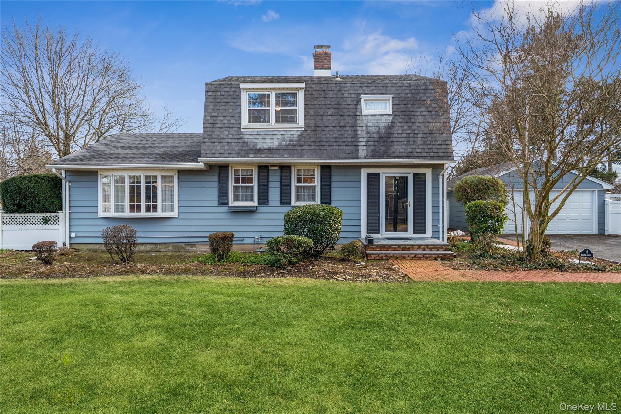 16 8th Street, Carle Place, NY 11514