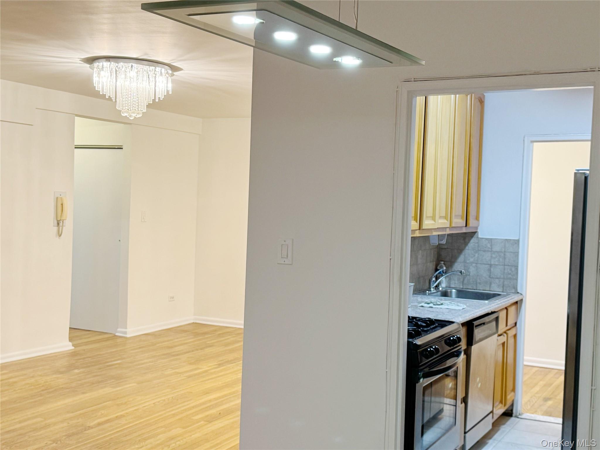 142-05 Roosevelt Avenue # 328, Flushing, NY 11354