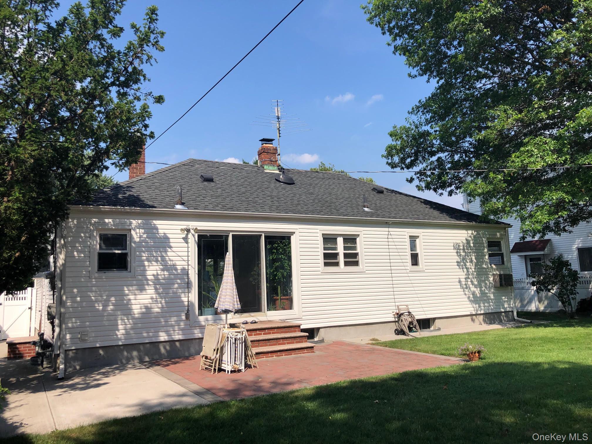 69 Soundview Road, Great Neck, NY 11020