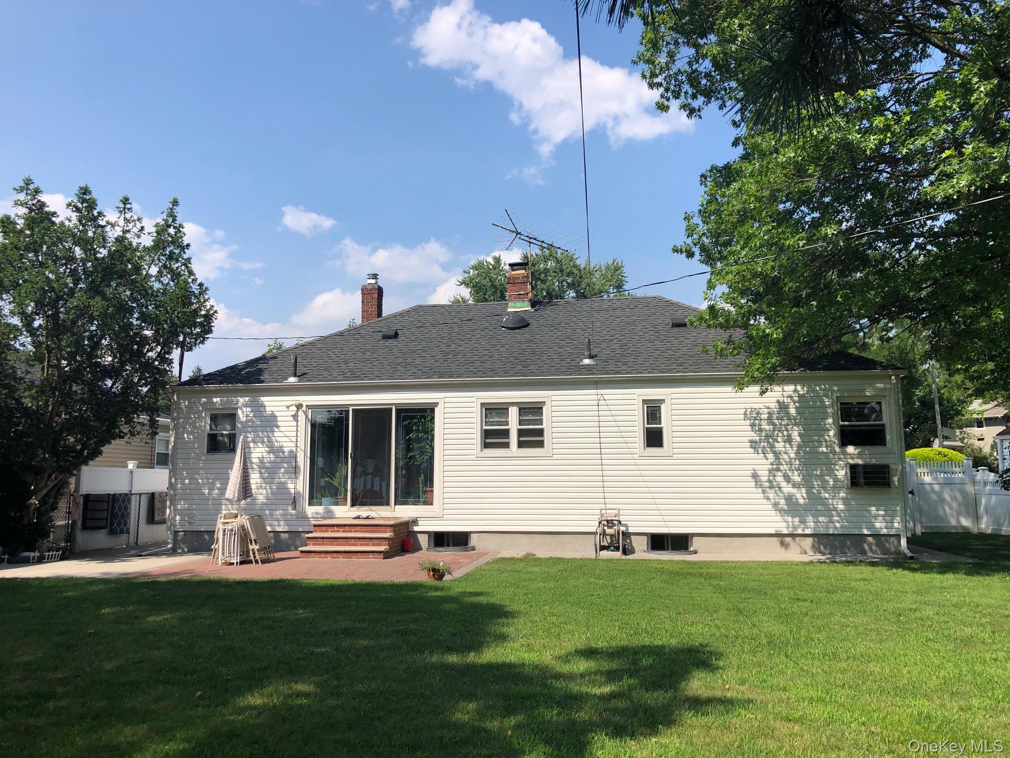 69 Soundview Road, Great Neck, NY 11020