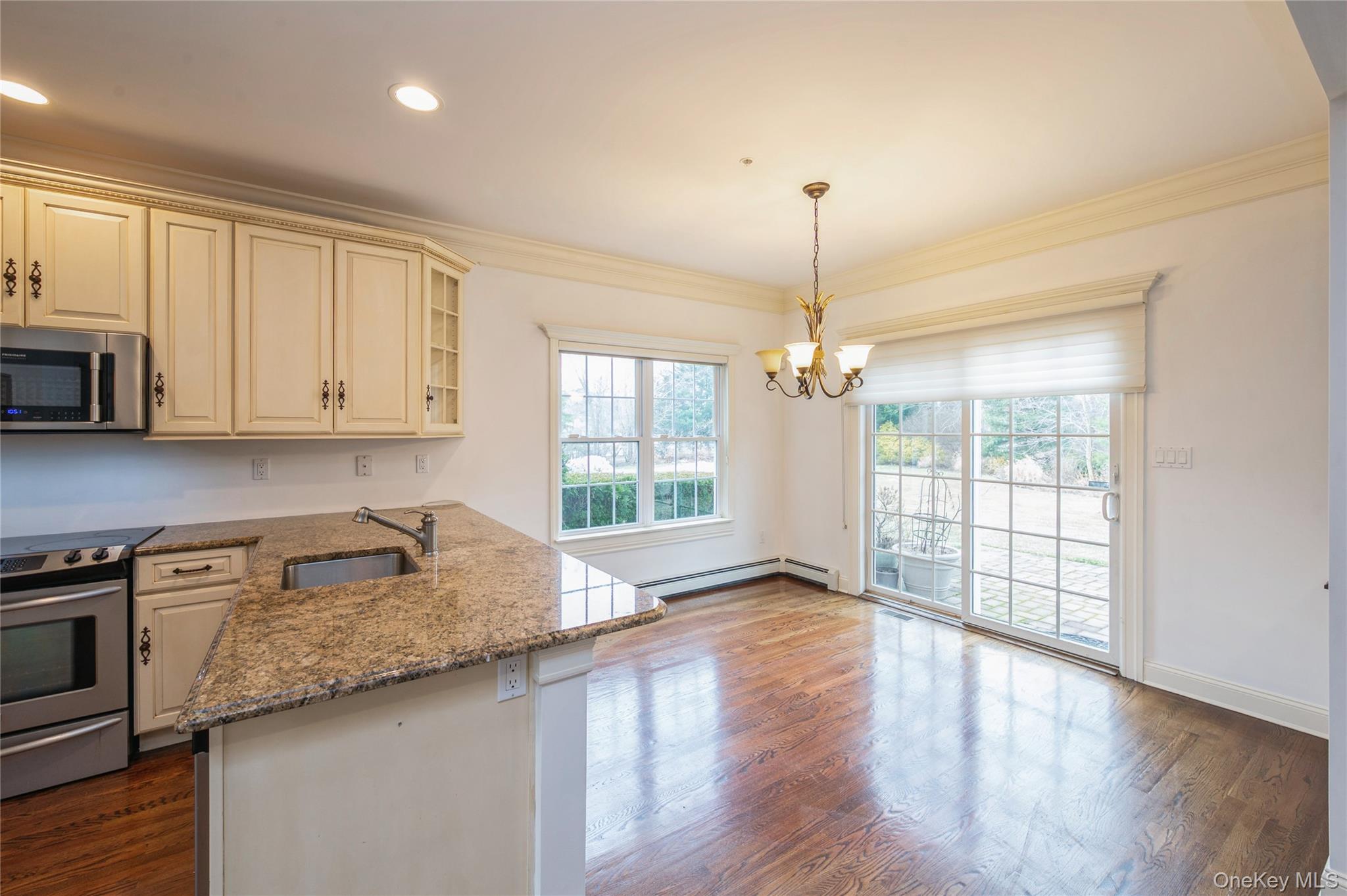 22 Meadow Court, Oakdale, NY 11769