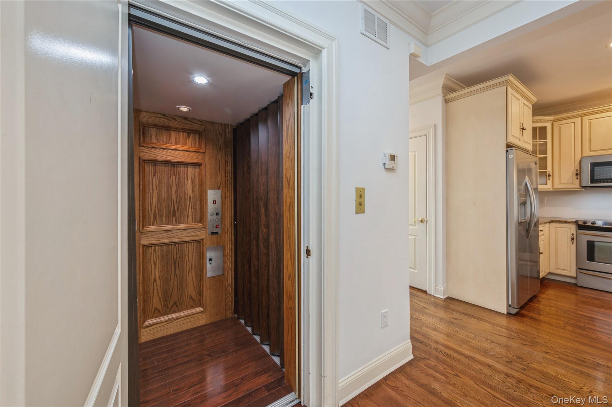 22 Meadow Court, Oakdale, NY 11769