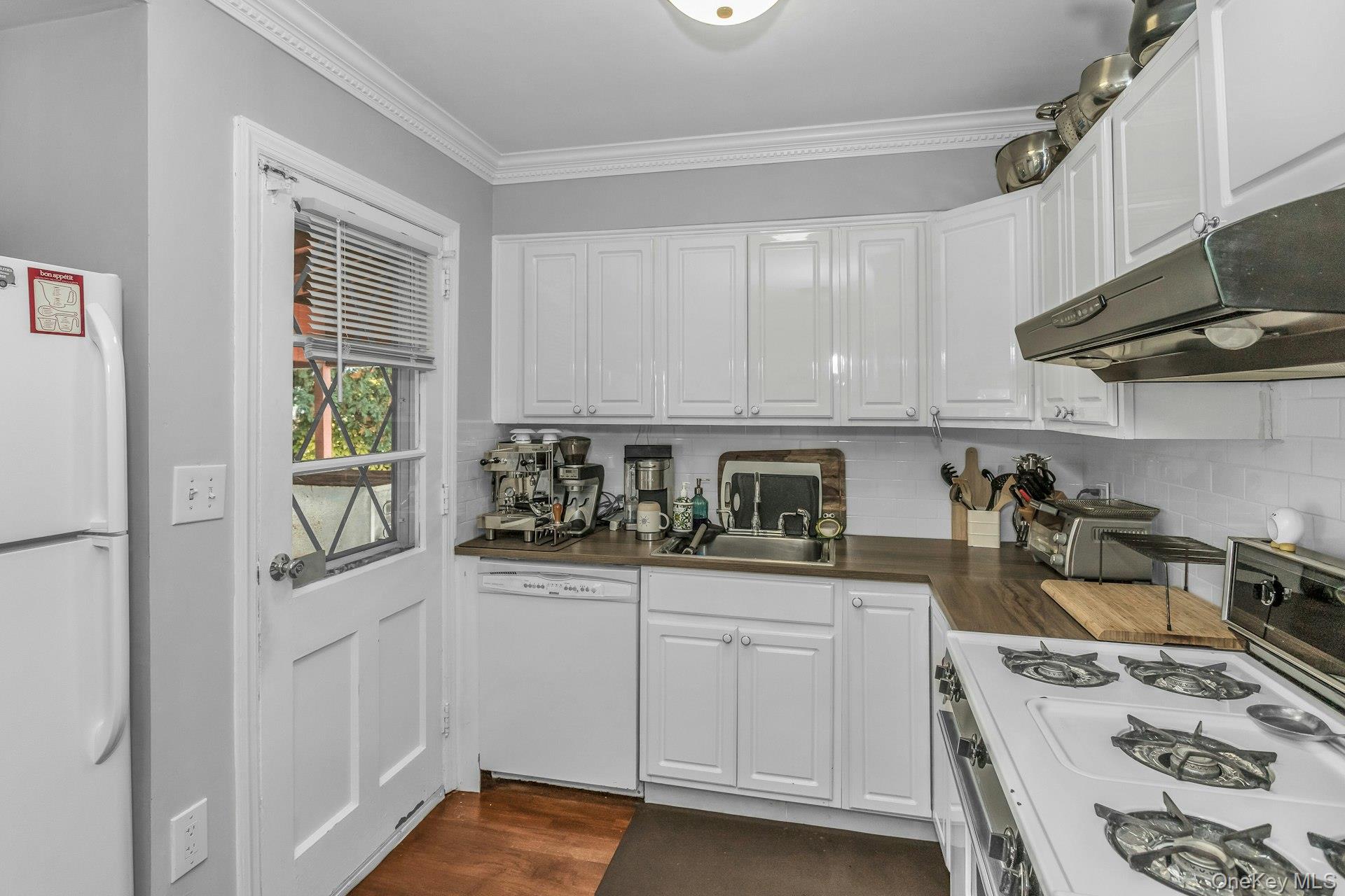 17 Linwood Place, Massapequa Park, NY 11762