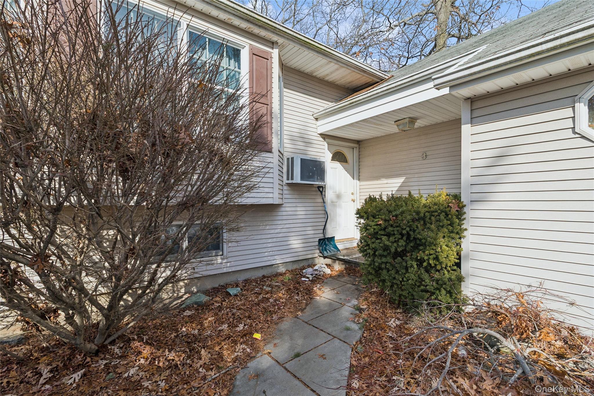 3 Allegheny Drive W, Farmingville, NY 11738