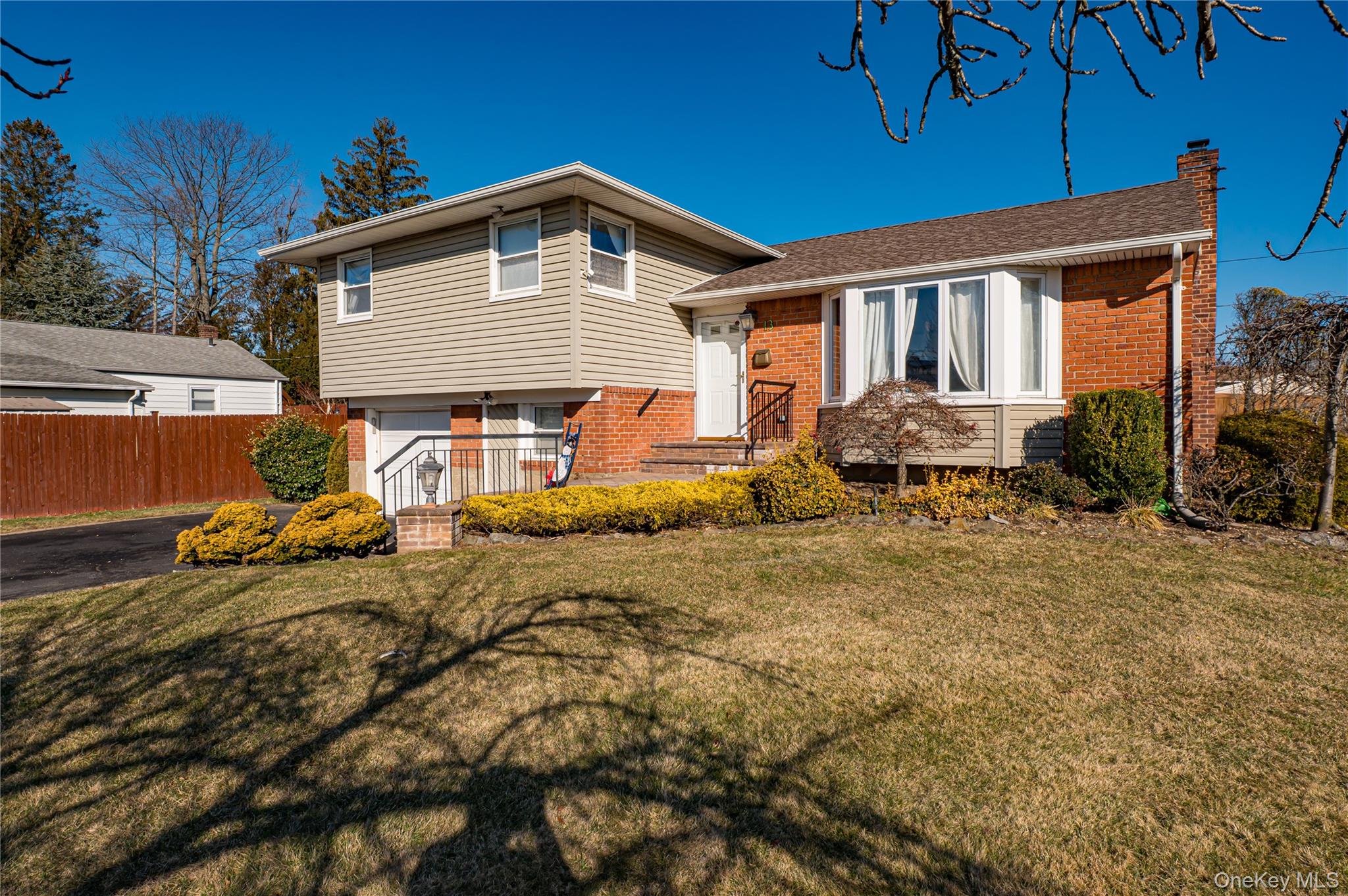 13 Evelyn Road, Plainview, NY 11803