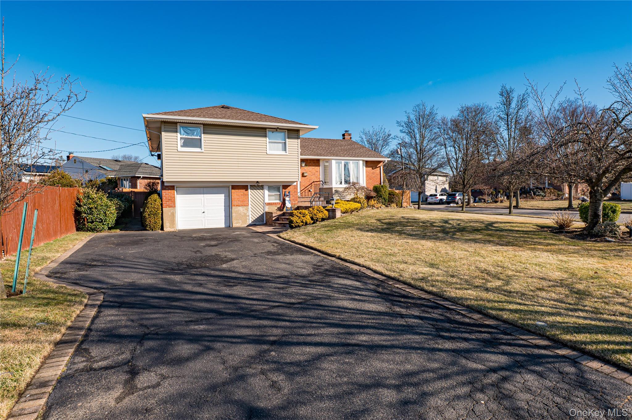 13 Evelyn Road, Plainview, NY 11803